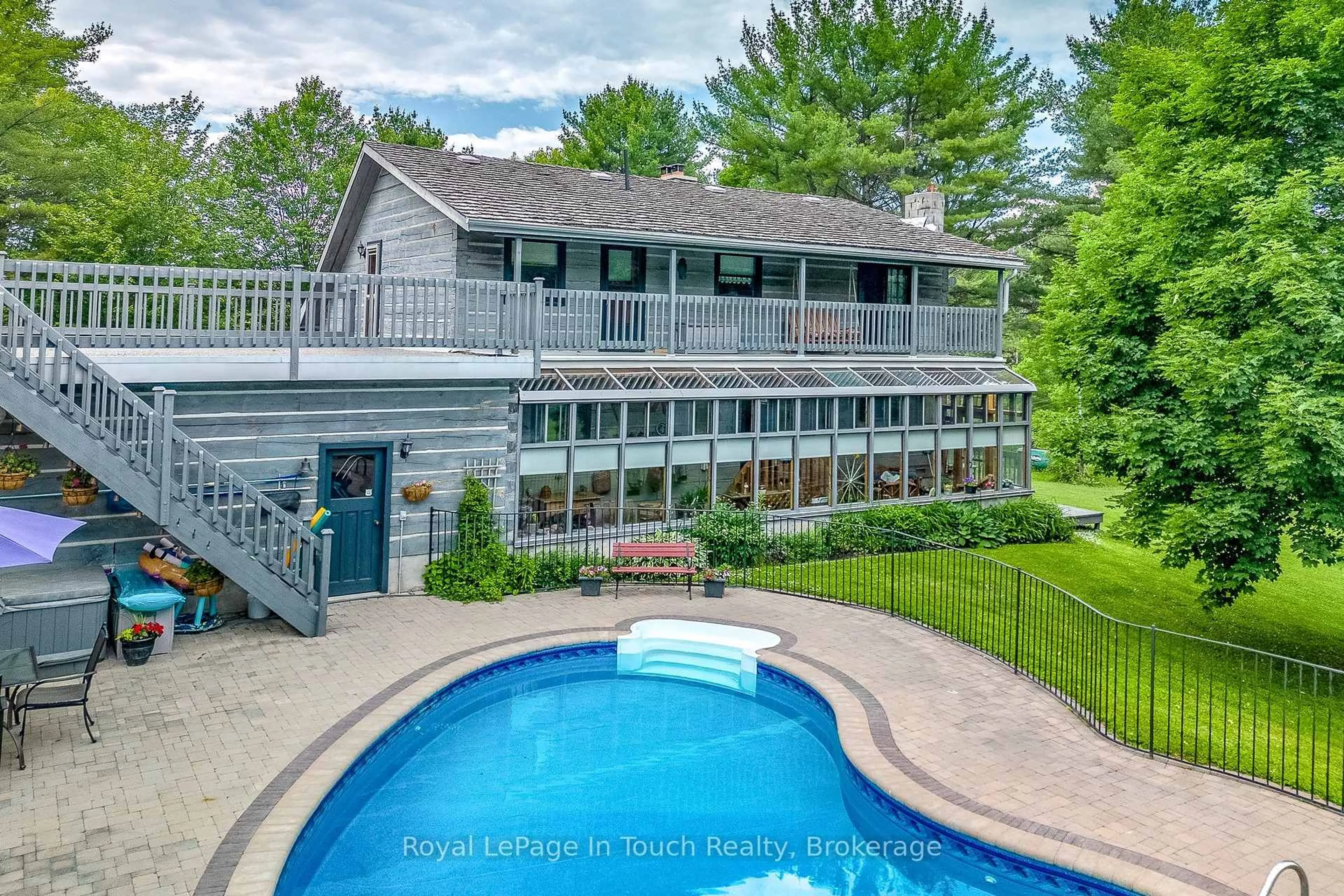 A pic from outside/outdoor area/front of a property/back of a property/a pic from drone, water/lake/river/ocean view for 335 Murray Rd, Penetanguishene Ontario L9M 2H8