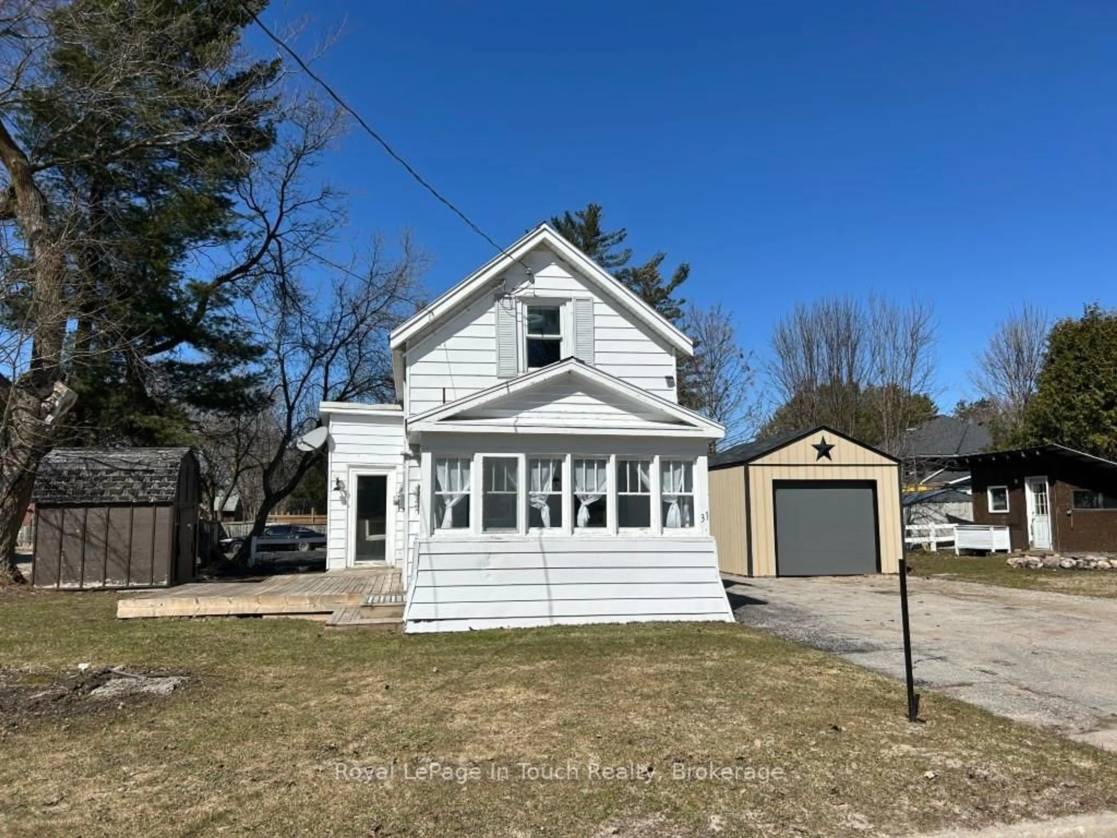 A pic from outside/outdoor area/front of a property/back of a property/a pic from drone, street for 31 Wolfe St, Penetanguishene Ontario L9M 1B7