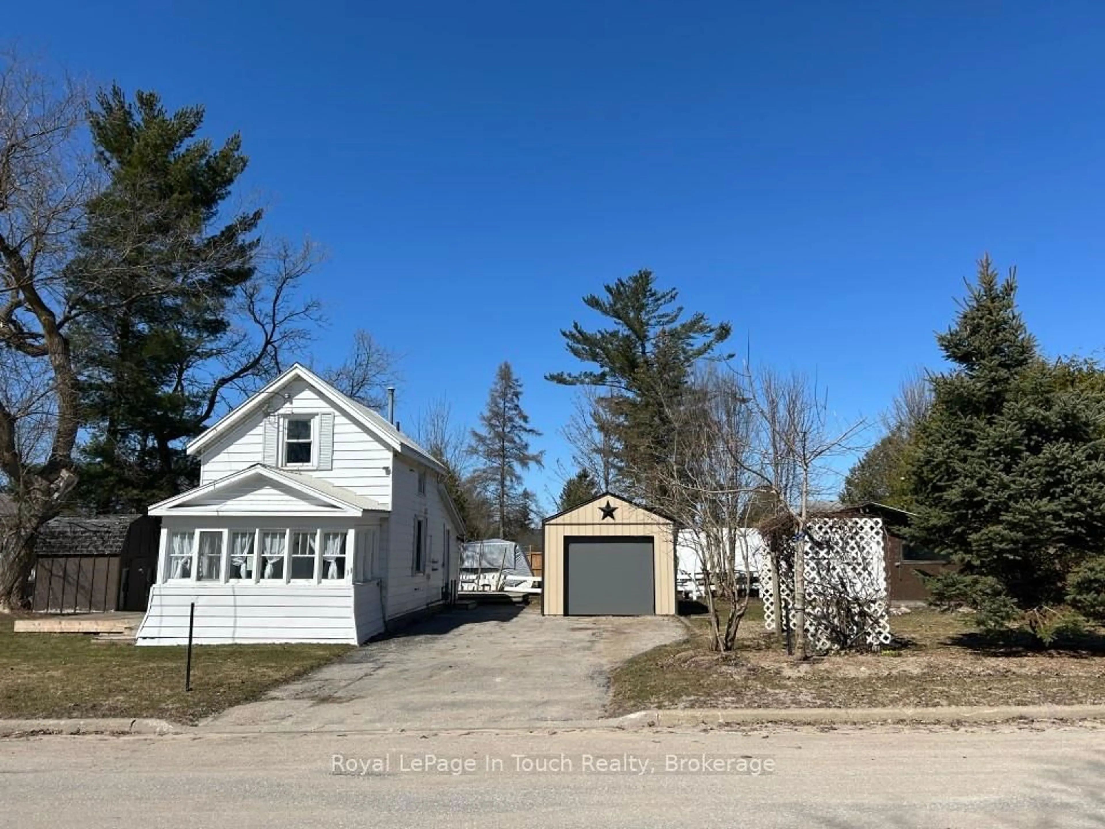 A pic from outside/outdoor area/front of a property/back of a property/a pic from drone, street for 31 Wolfe St, Penetanguishene Ontario L9M 1B7