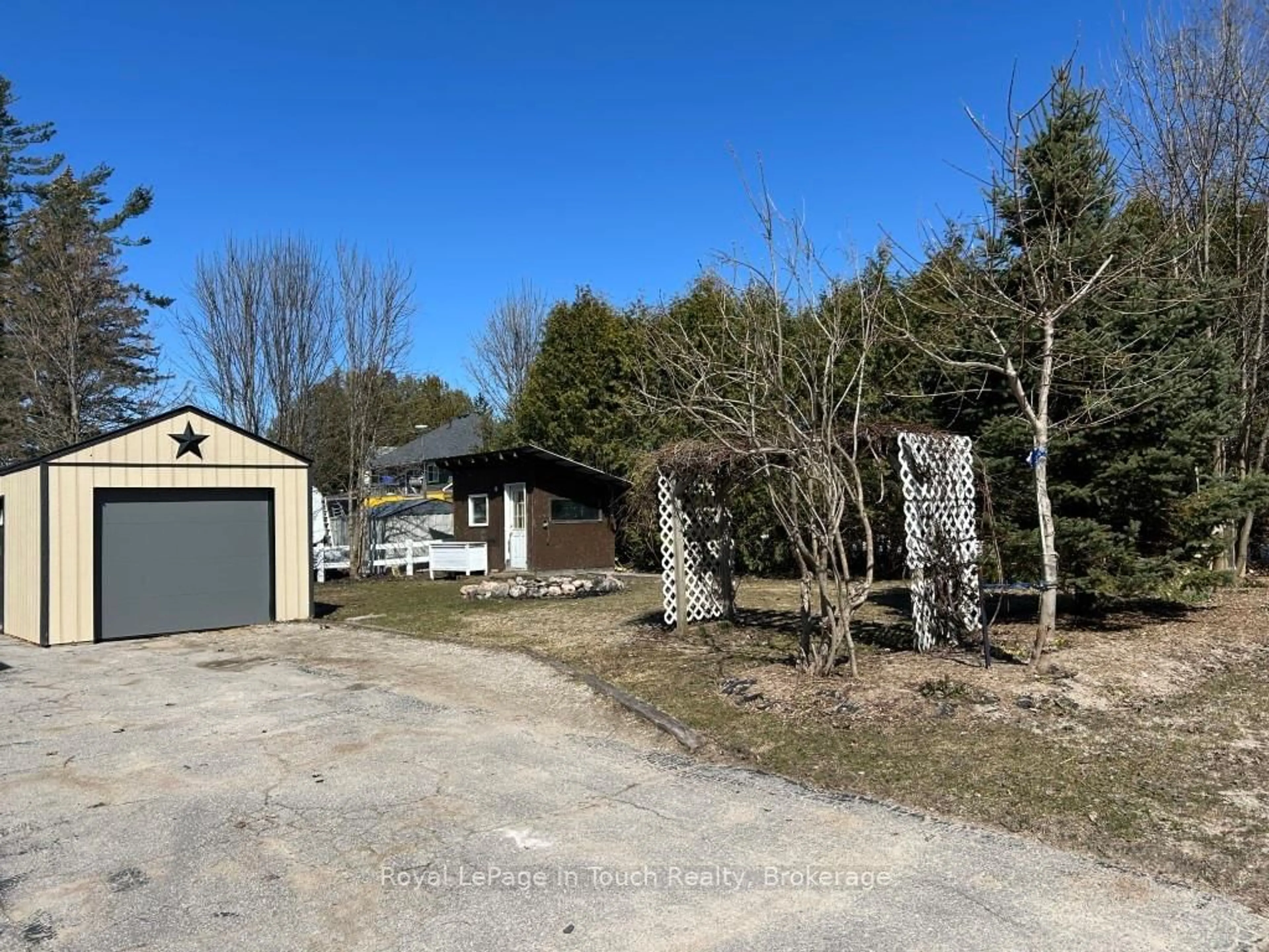 A pic from outside/outdoor area/front of a property/back of a property/a pic from drone, unknown for 31 Wolfe St, Penetanguishene Ontario L9M 1B7