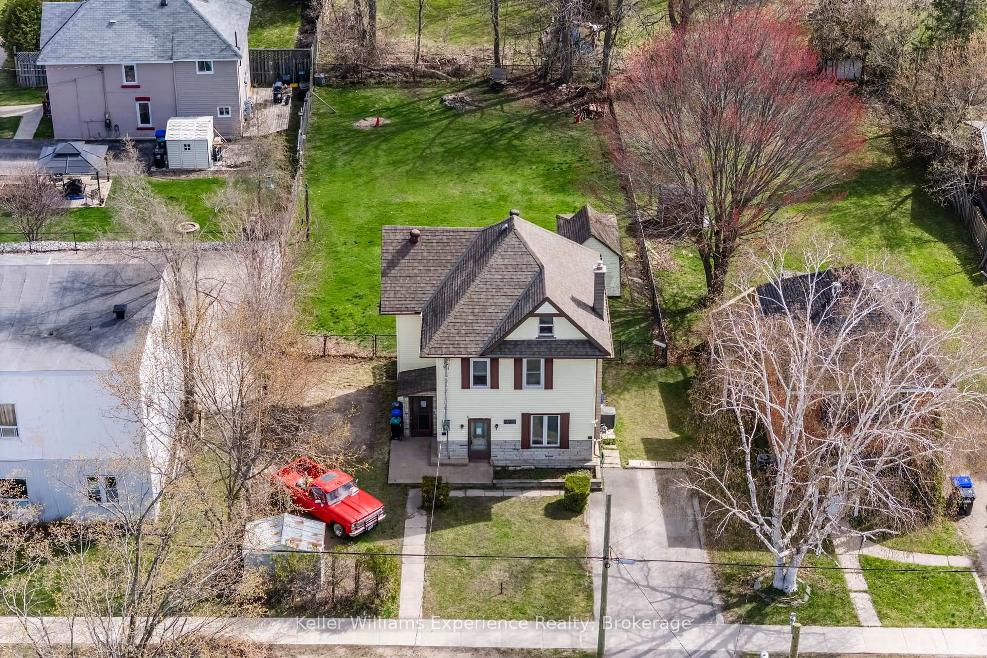 A pic from outside/outdoor area/front of a property/back of a property/a pic from drone, street for 223 Lindsay St, Midland Ontario L4R 2V2