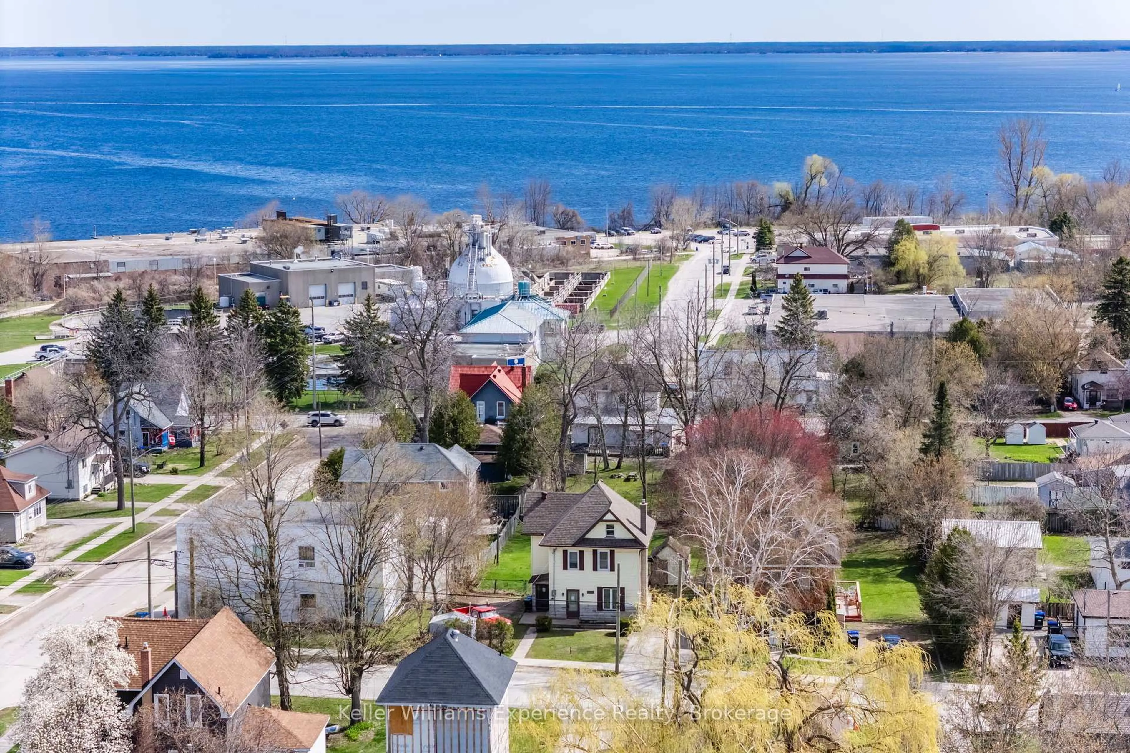 A pic from outside/outdoor area/front of a property/back of a property/a pic from drone, water/lake/river/ocean view for 223 Lindsay St, Midland Ontario L4R 2V2