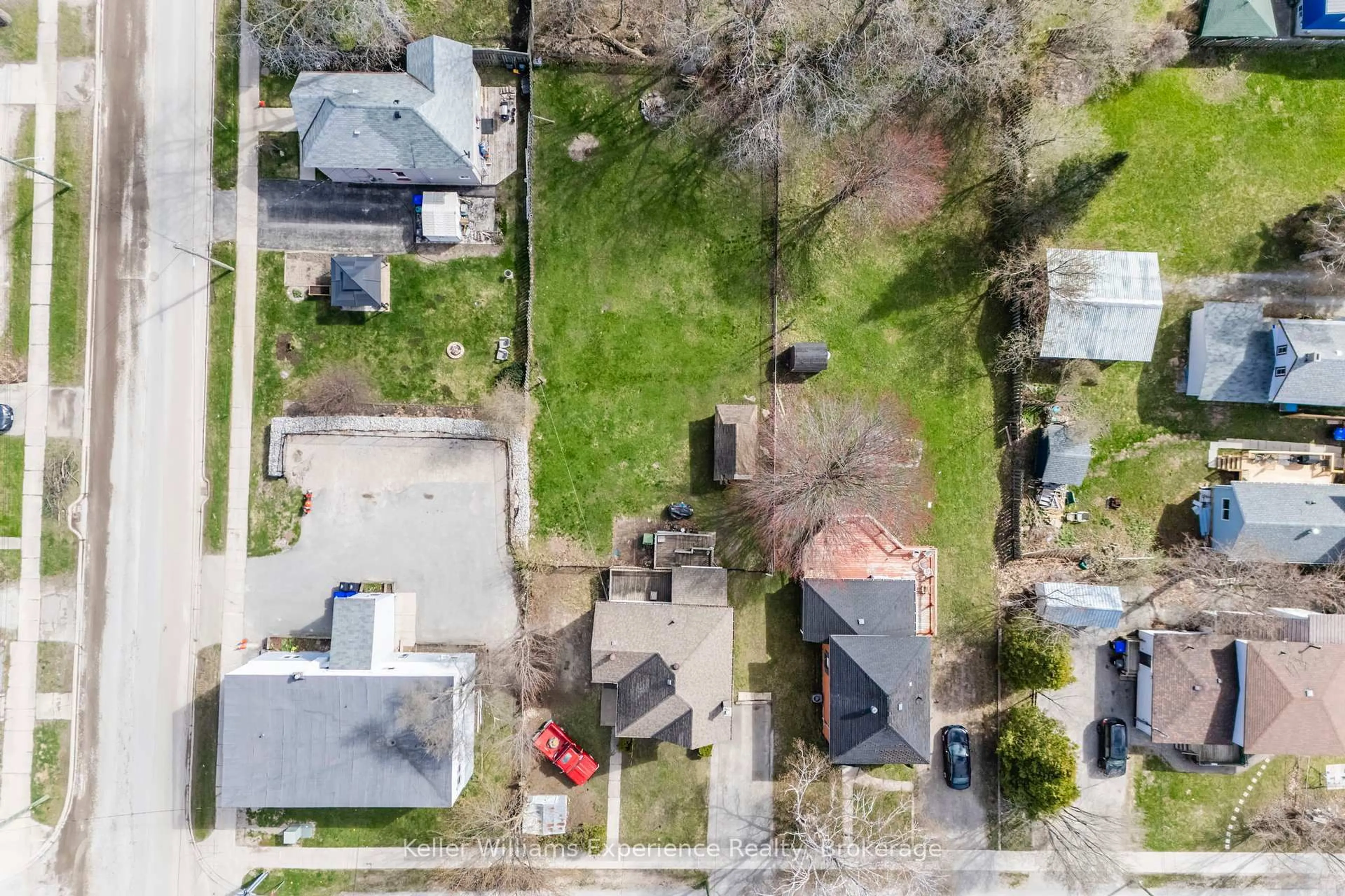 A pic from outside/outdoor area/front of a property/back of a property/a pic from drone, street for 223 Lindsay St, Midland Ontario L4R 2V2