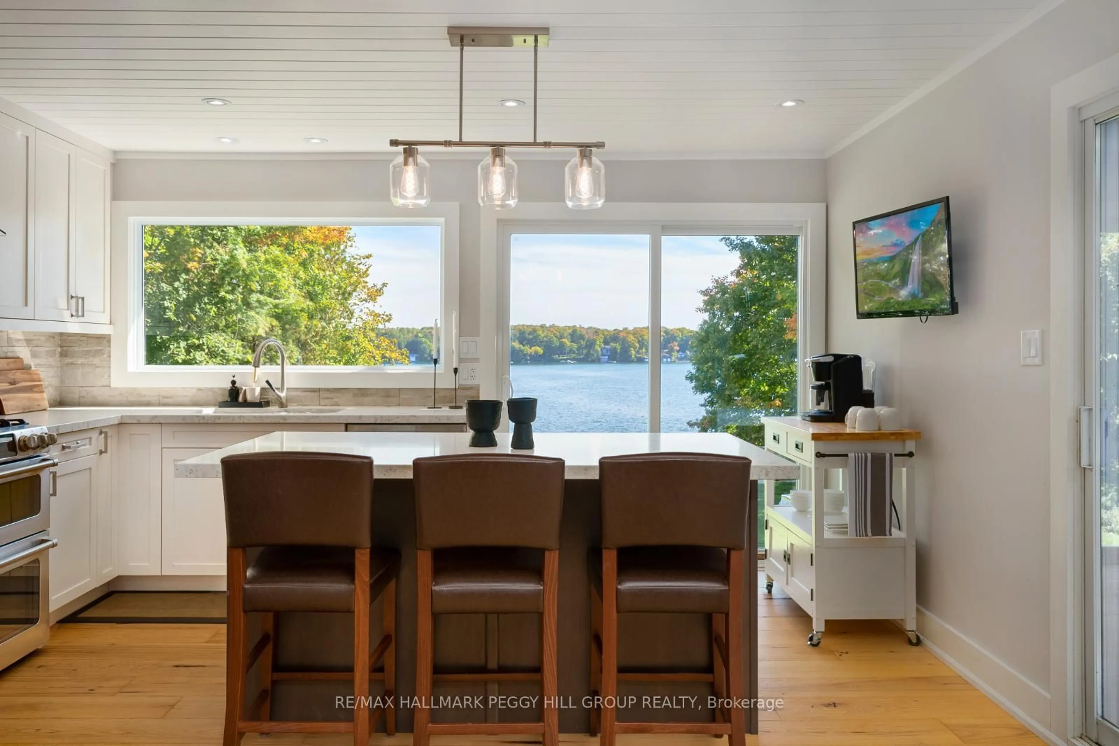 Contemporary kitchen, wood/laminate floor for 273 Shoreline Dr, Oro-Medonte Ontario L0L 1T0