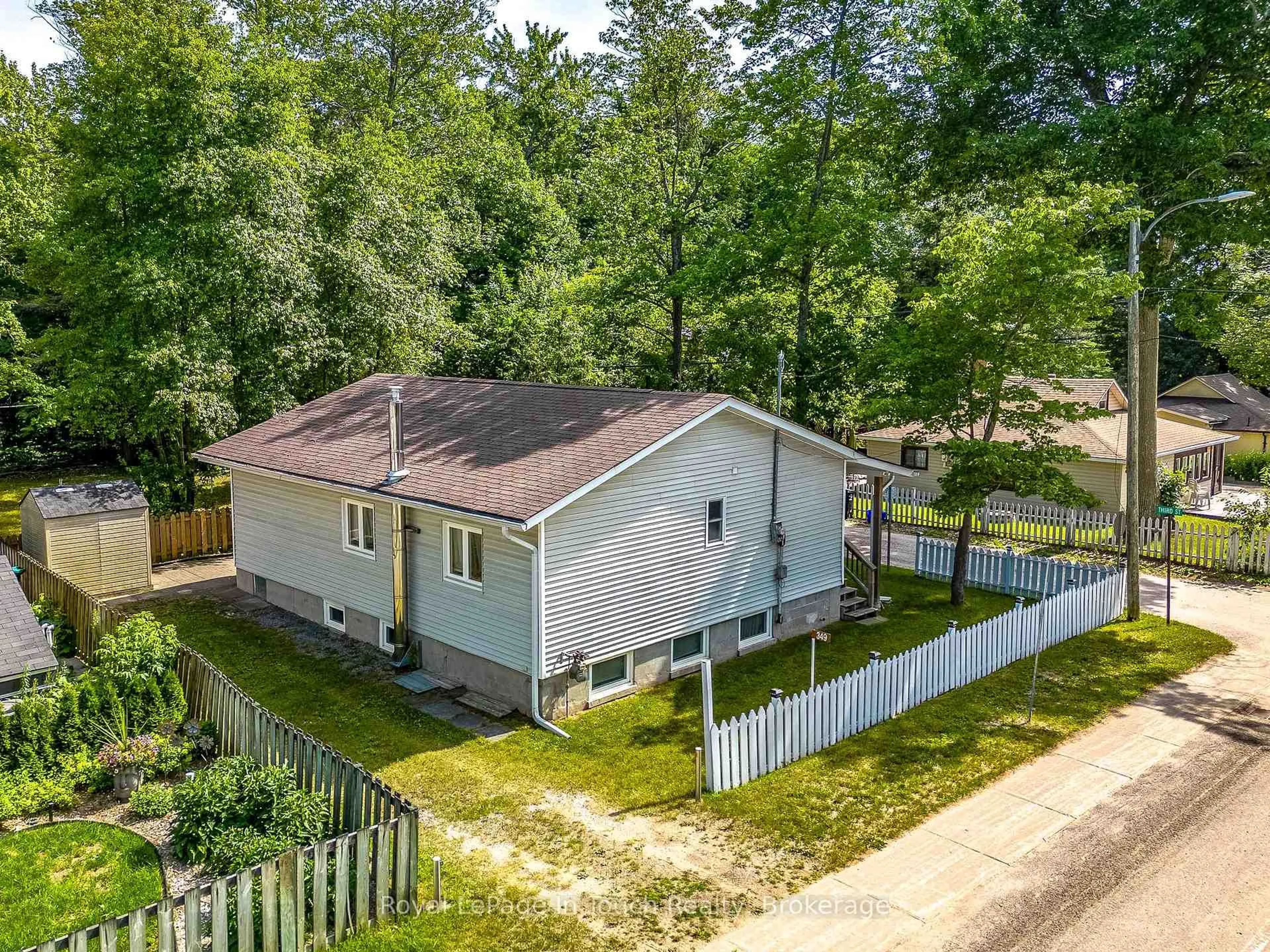 A pic from outside/outdoor area/front of a property/back of a property/a pic from drone, unknown for 349 Balm Beach Rd, Tiny Ontario L0L 2J0