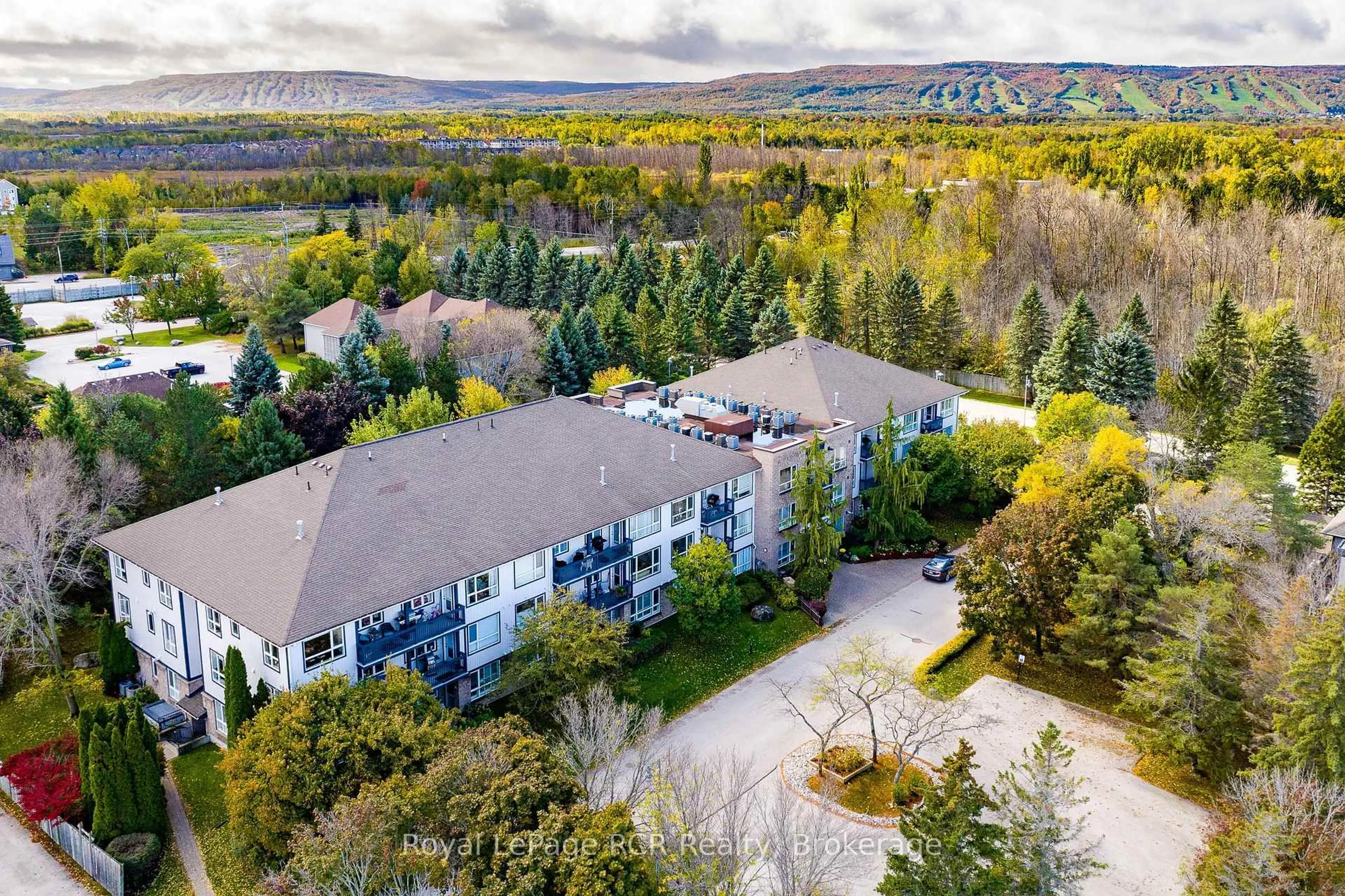 A pic from outside/outdoor area/front of a property/back of a property/a pic from drone, mountain view for 750 Johnston Park Ave #2006, Collingwood Ontario L9Y 5C7