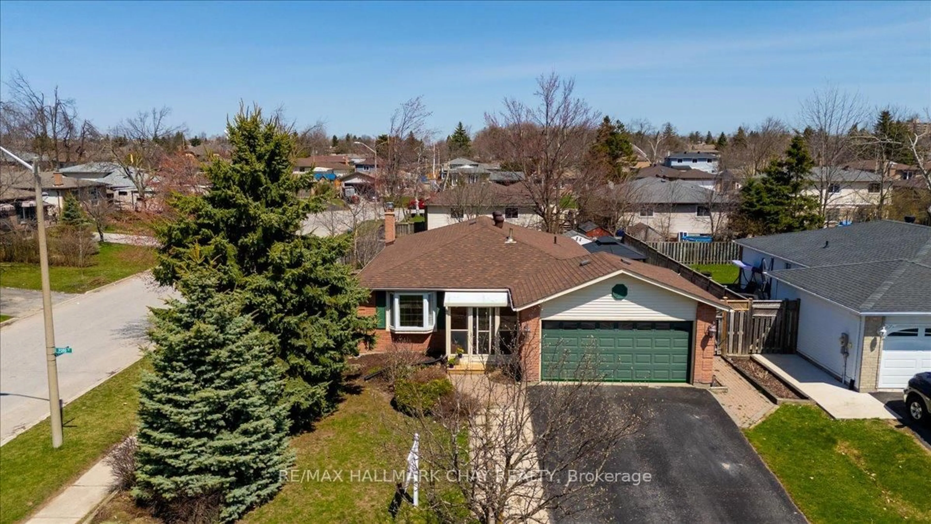 A pic from outside/outdoor area/front of a property/back of a property/a pic from drone, street for 13 Ford St, Barrie Ontario L4N 5X2