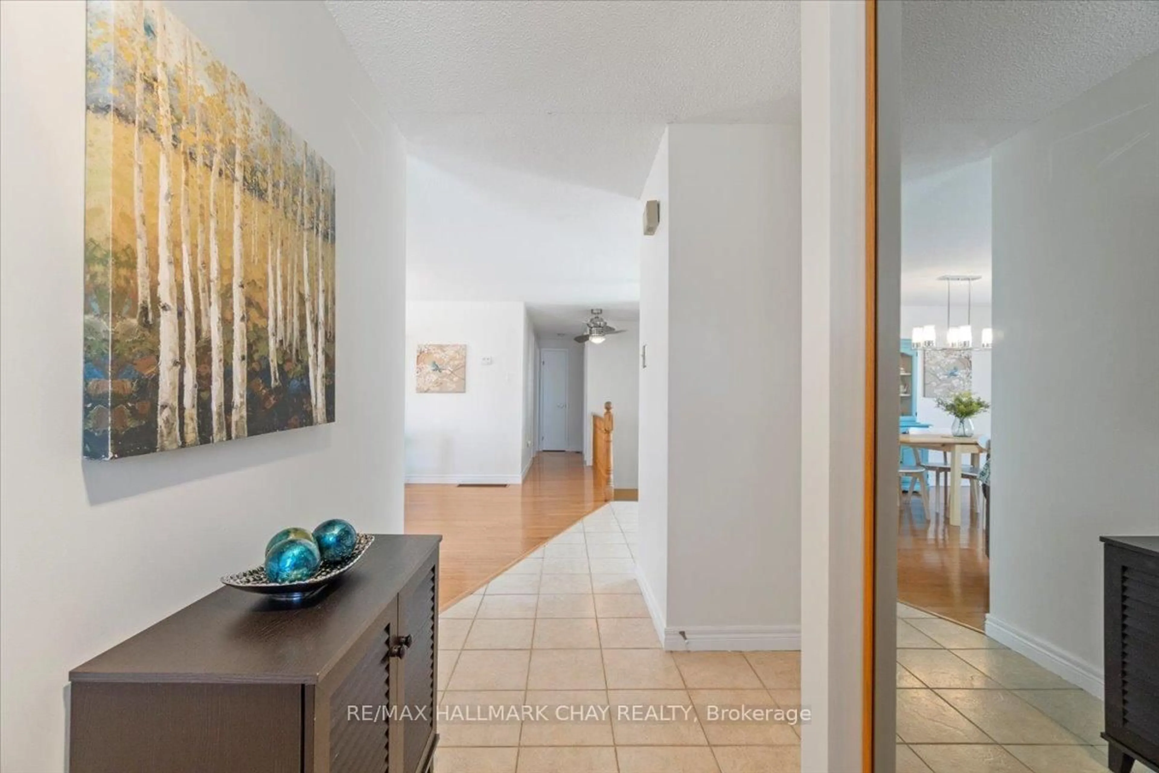 Indoor entryway for 13 Ford St, Barrie Ontario L4N 5X2