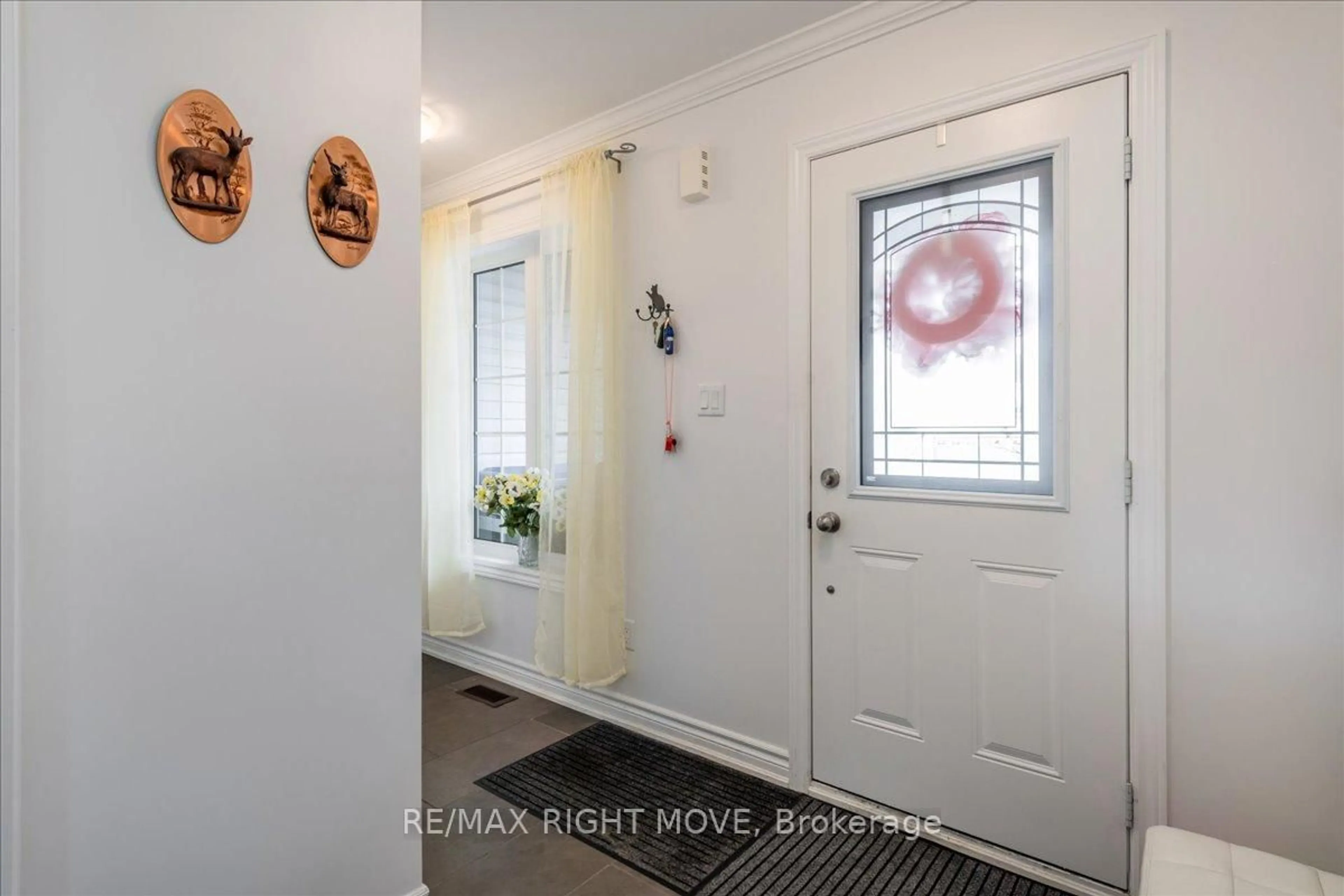 Indoor entryway for 1 Sinclair Cres, Ramara Ontario L3V 6H7