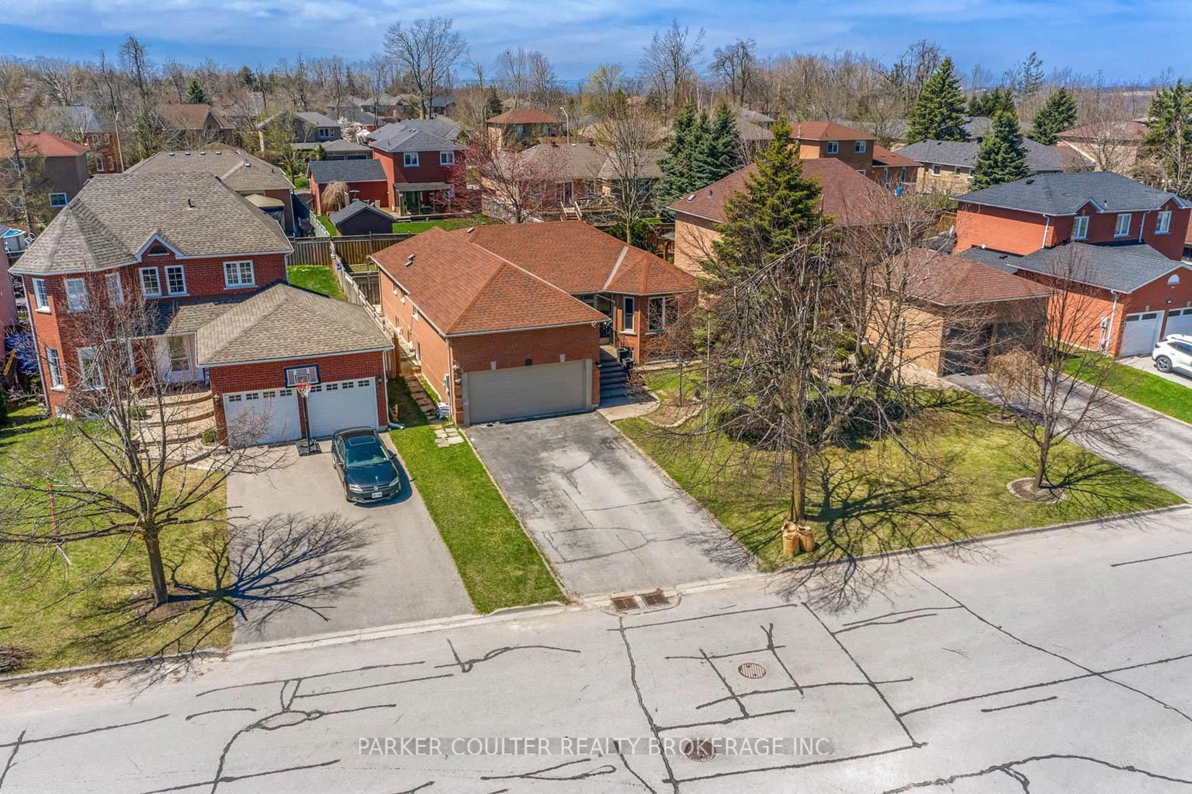 A pic from outside/outdoor area/front of a property/back of a property/a pic from drone, street for 32 Brown St, Barrie Ontario L4N 7V4