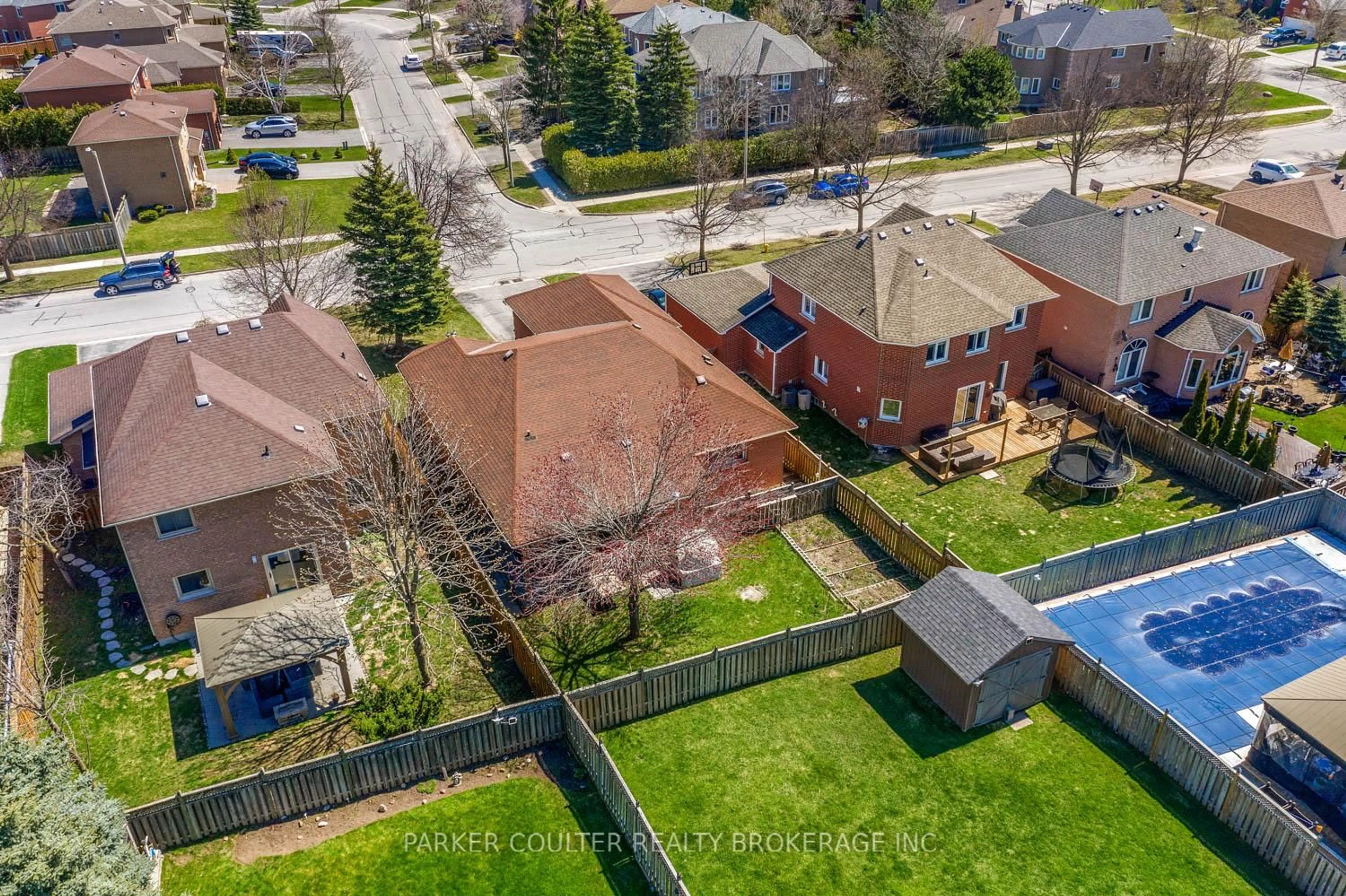A pic from outside/outdoor area/front of a property/back of a property/a pic from drone, street for 32 Brown St, Barrie Ontario L4N 7V4