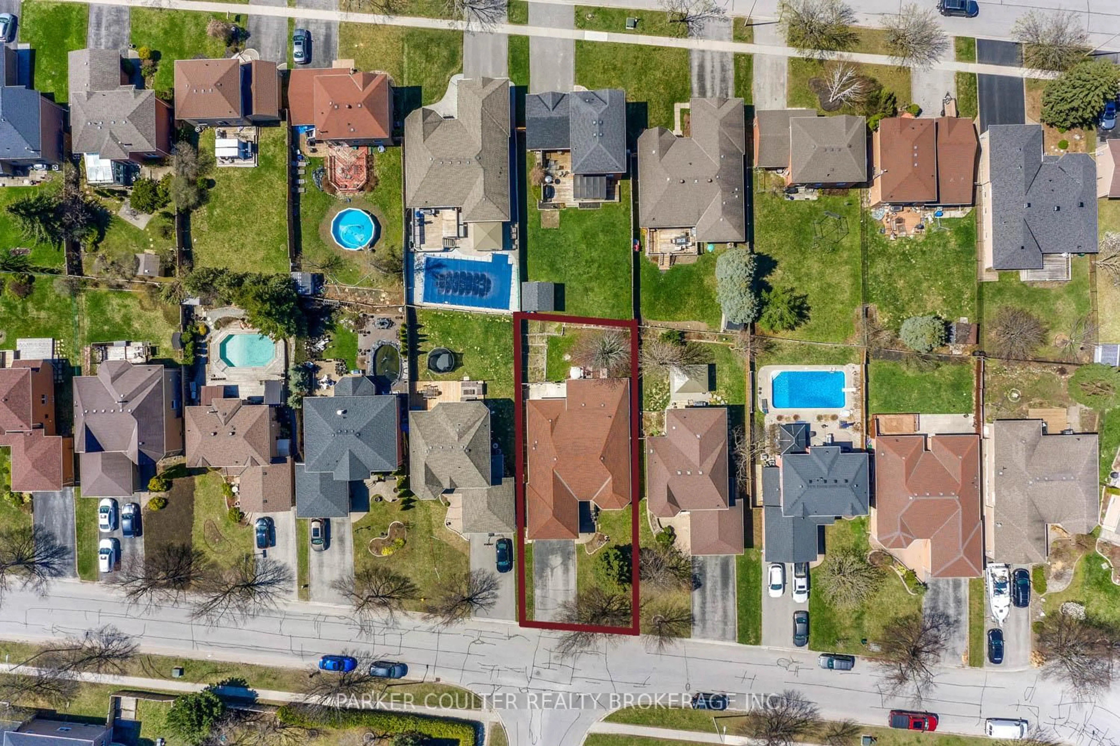 A pic from outside/outdoor area/front of a property/back of a property/a pic from drone, street for 32 Brown St, Barrie Ontario L4N 7V4