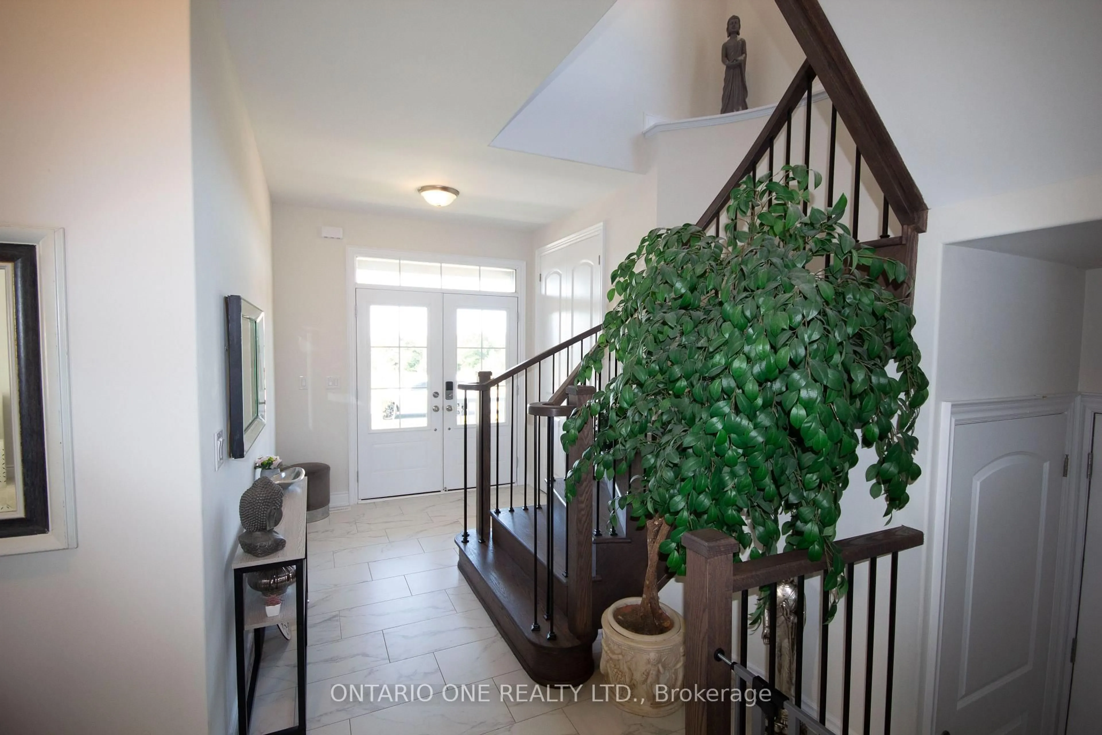 Indoor entryway for 3129 Orion Blvd, Orillia Ontario L3V 8L8
