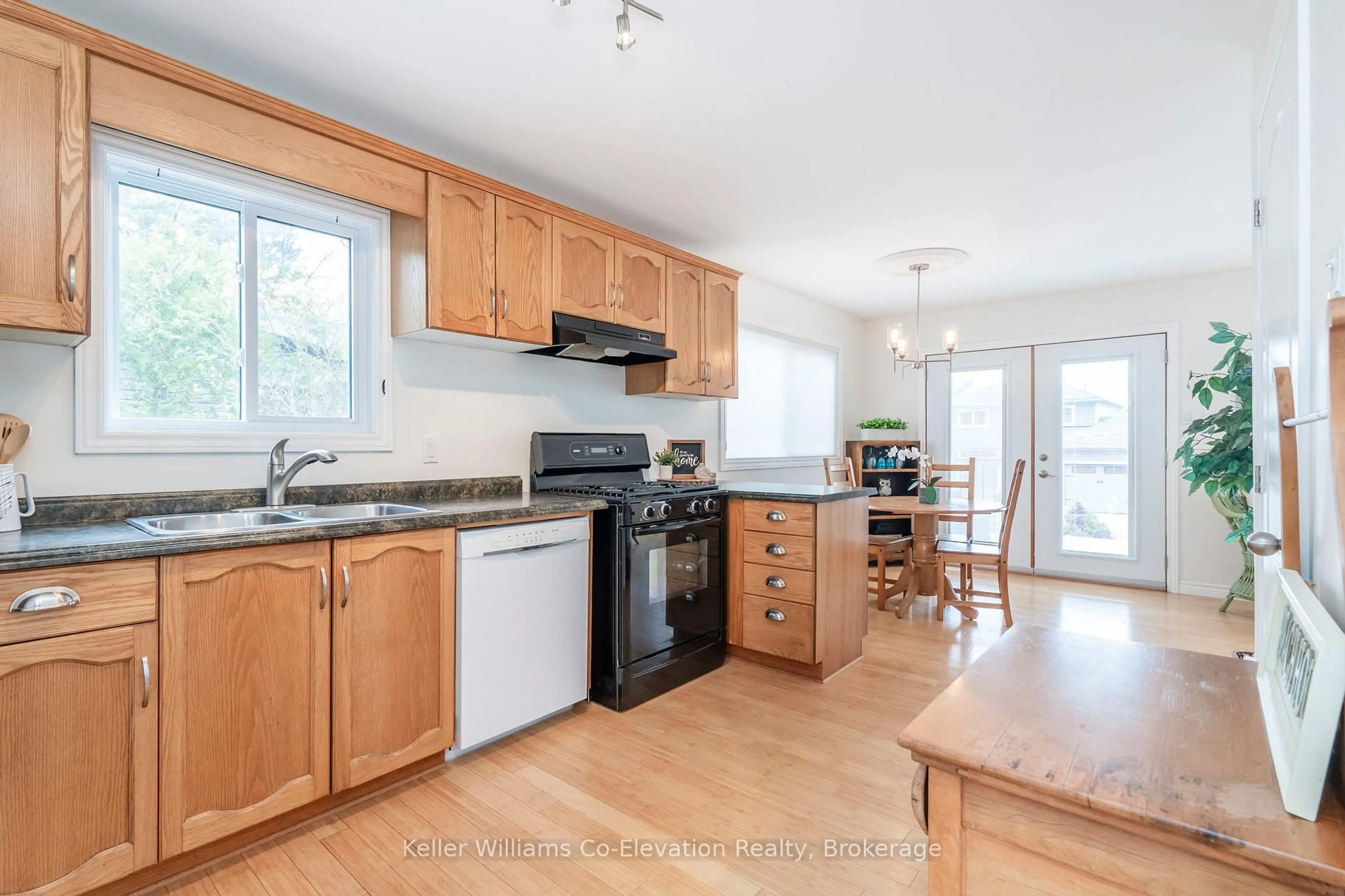 Standard kitchen, wood/laminate floor for 13 Cobblestone Rd, Tiny Ontario L0L 2J0