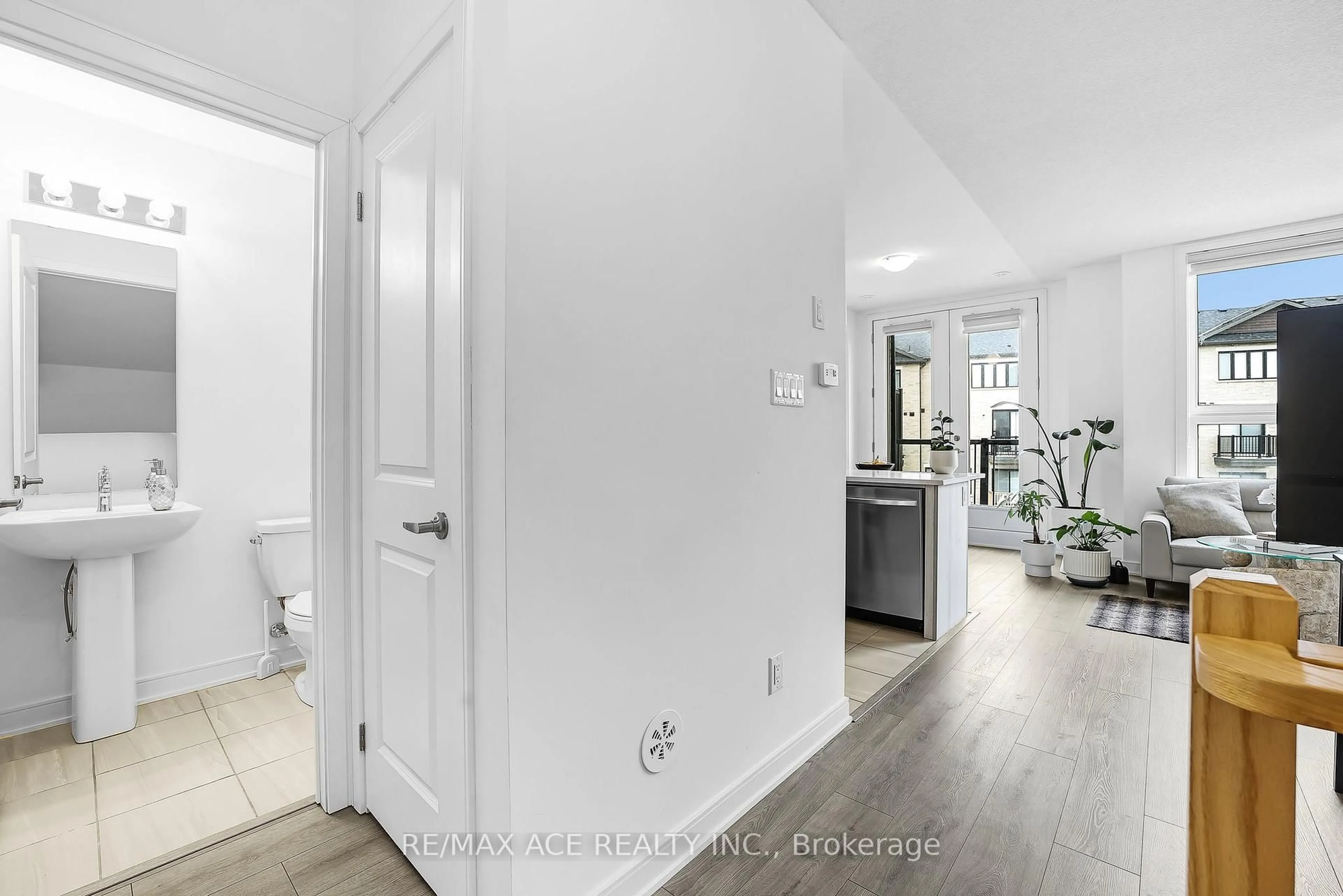 Indoor entryway for 24 Spry Lane, Barrie Ontario L9J 0N6