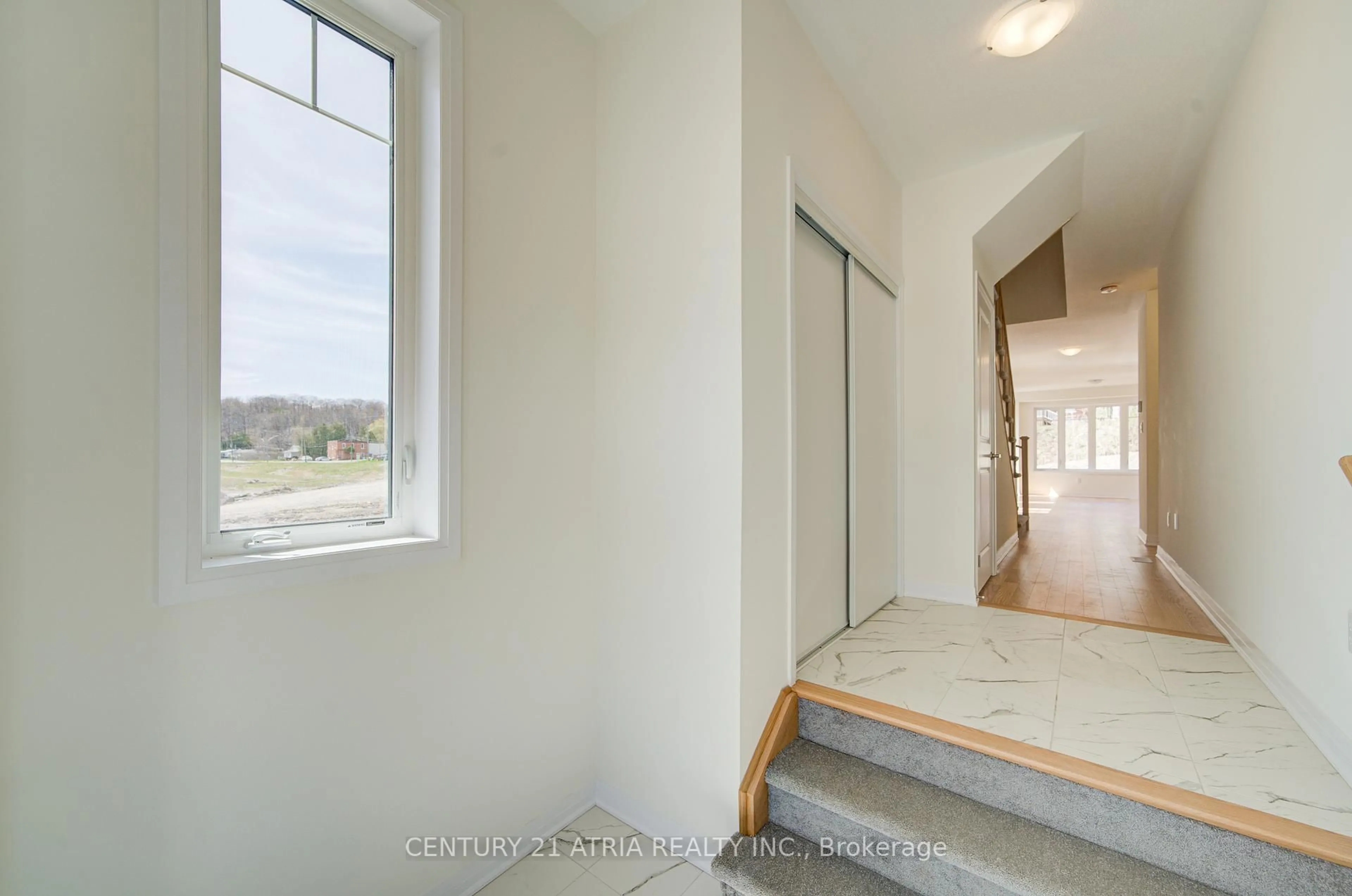 Indoor foyer for 564 Hudson Cres, Midland Ontario L4R 0J1