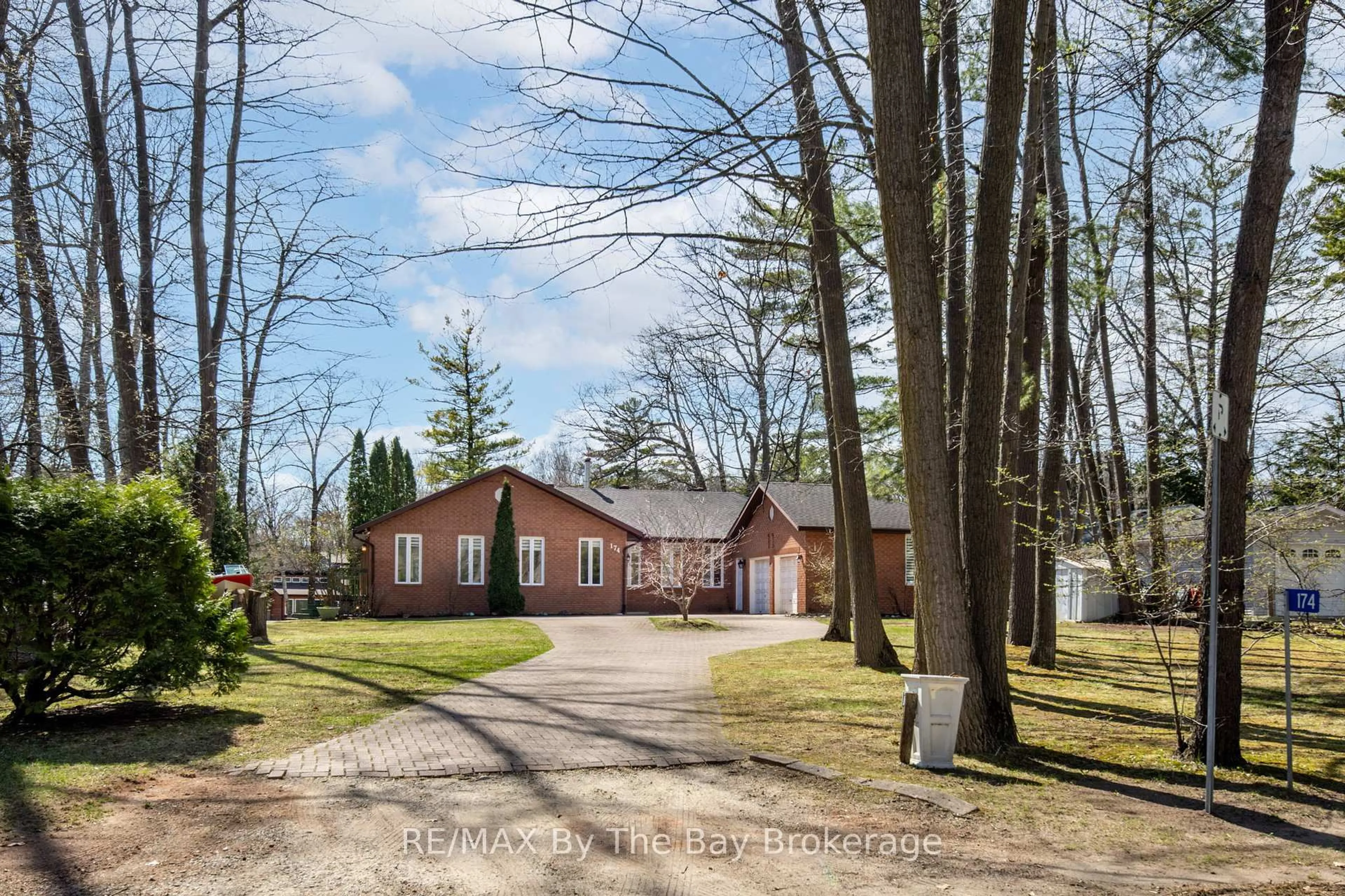 A pic from outside/outdoor area/front of a property/back of a property/a pic from drone, street for 174 32nd St, Wasaga Beach Ontario L9Z 2S4