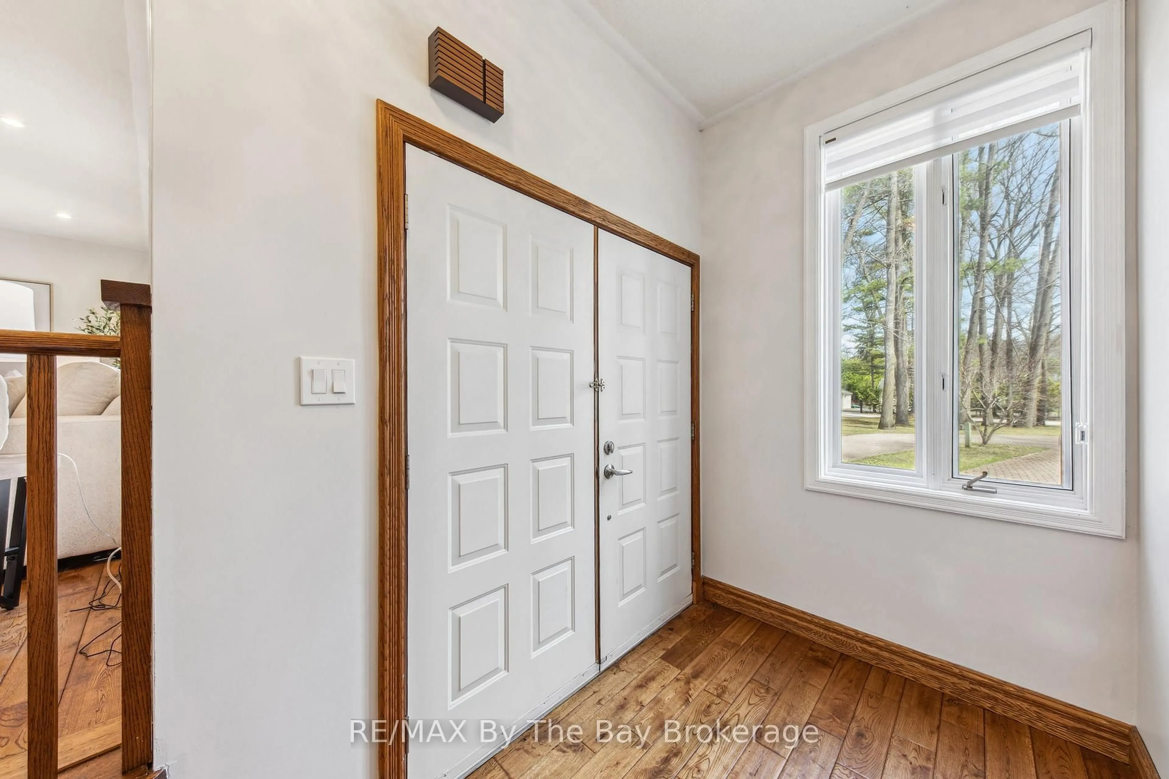 Indoor entryway for 174 32nd St, Wasaga Beach Ontario L9Z 2S4