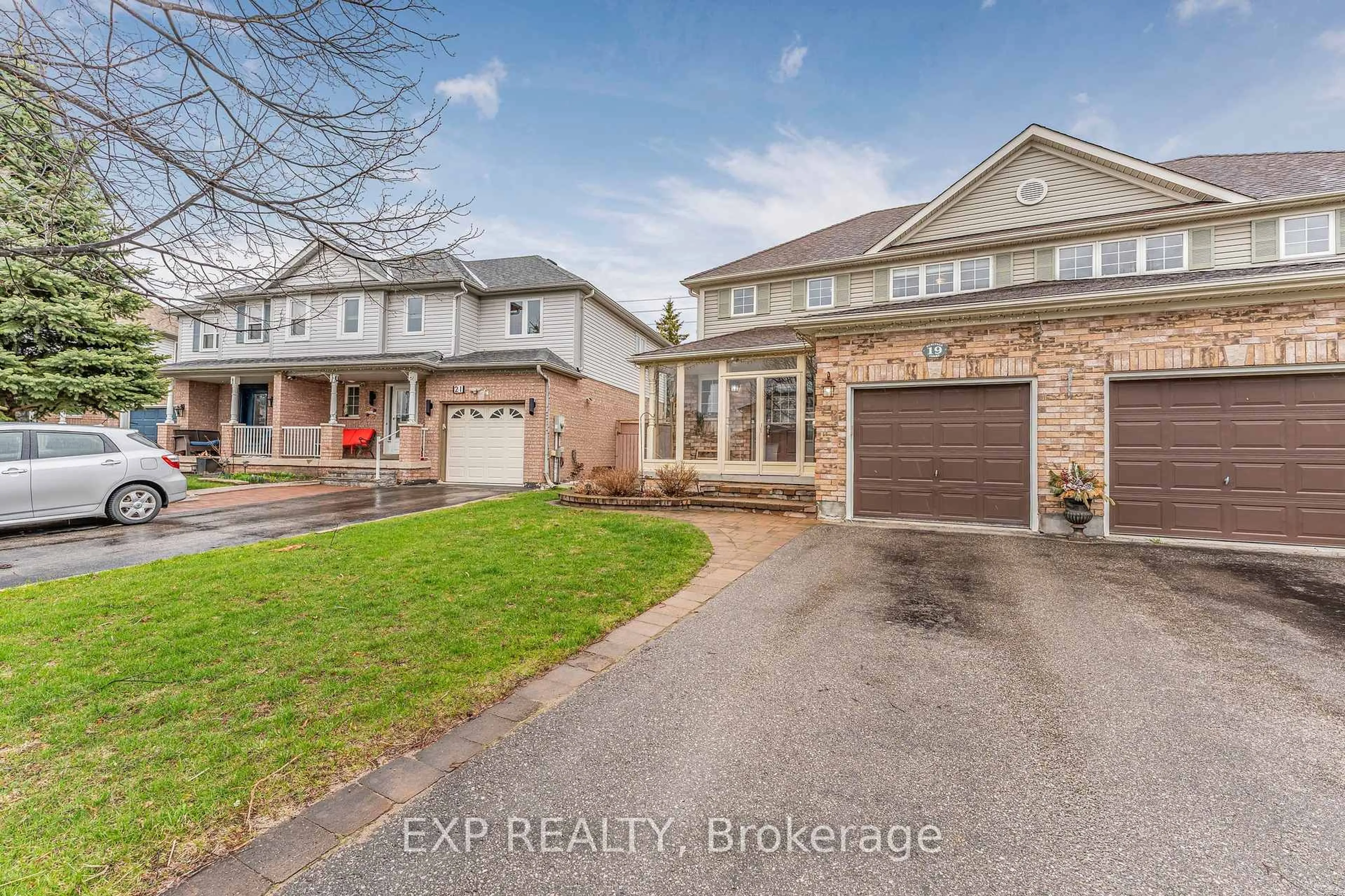 A pic from outside/outdoor area/front of a property/back of a property/a pic from drone, street for 19 Heritage Crt, Barrie Ontario L4N 0E7