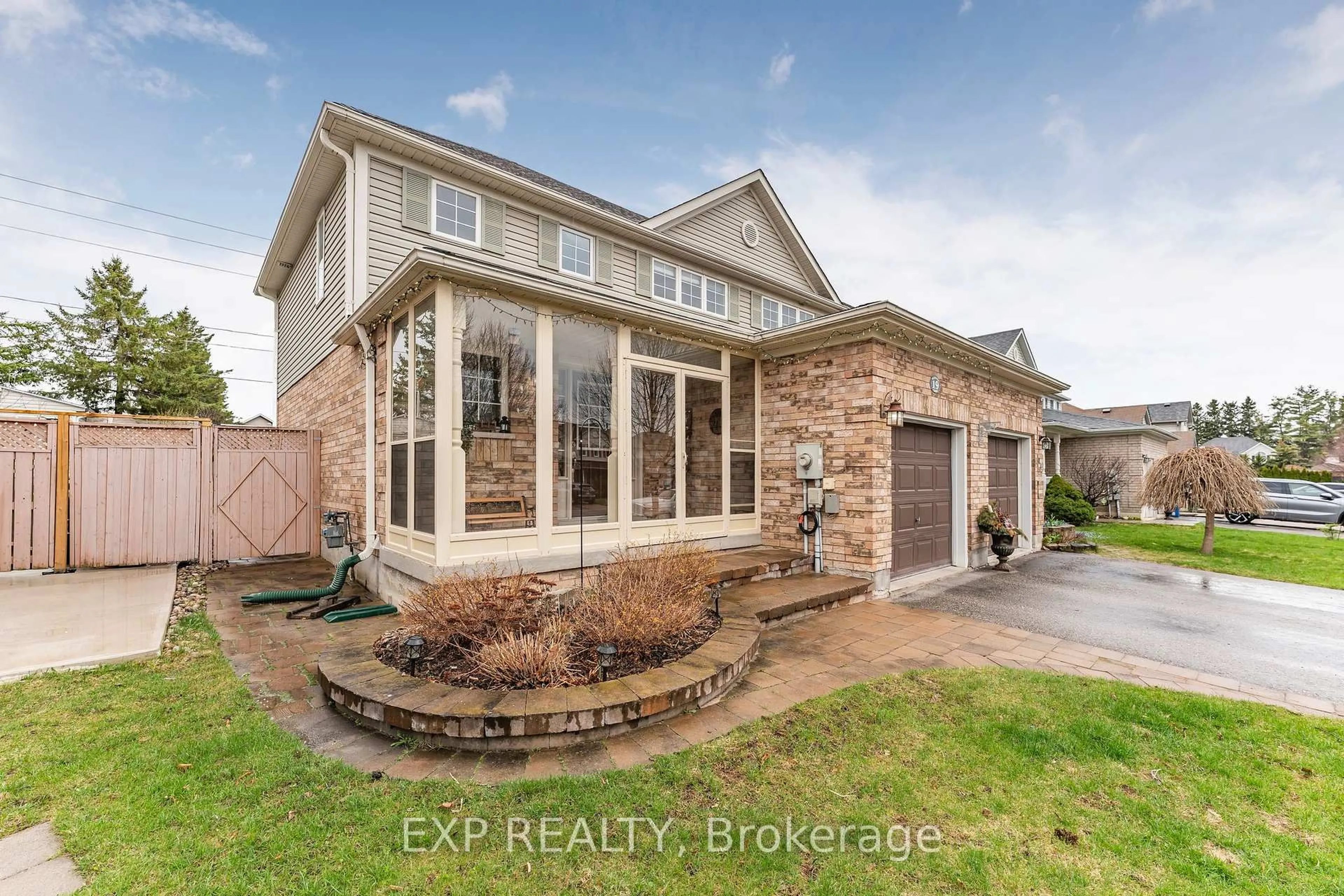 Home with brick exterior material, street for 19 Heritage Crt, Barrie Ontario L4N 0E7