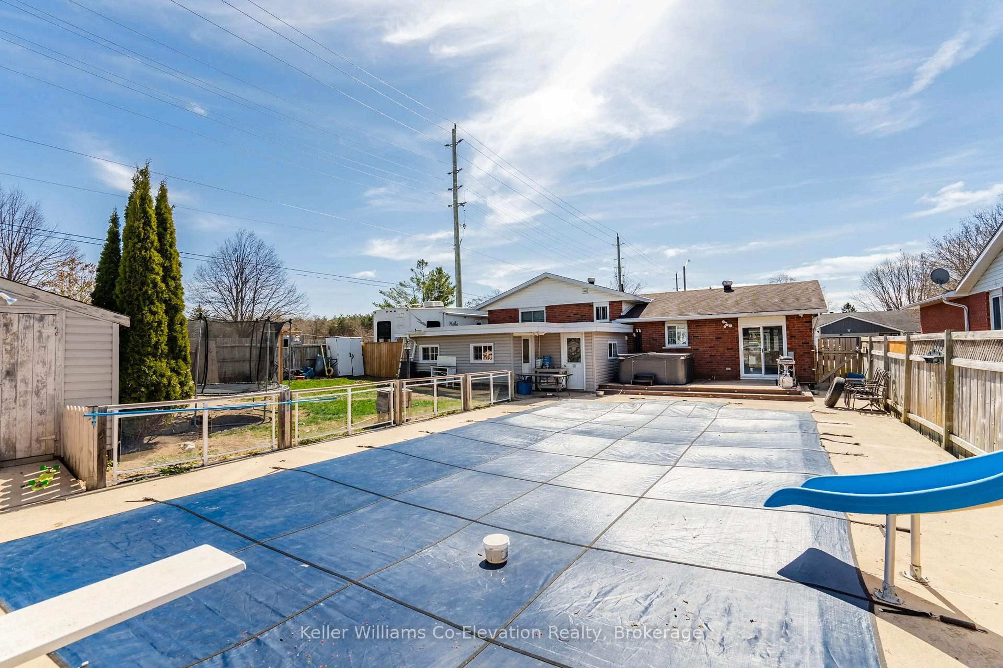 A pic from outside/outdoor area/front of a property/back of a property/a pic from drone, street for 1 Bonaventure Pl, Penetanguishene Ontario L9M 1J3