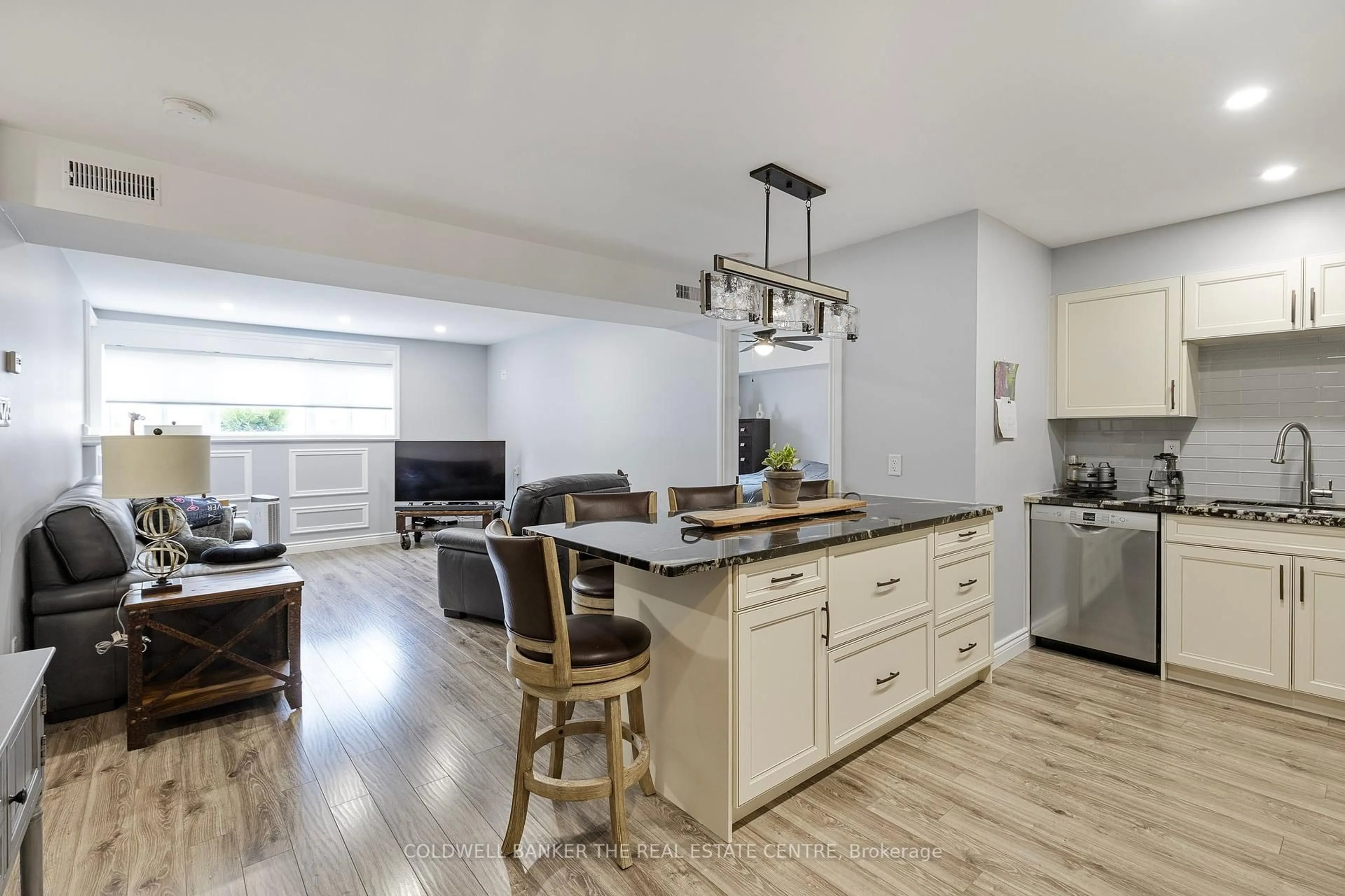 Open concept kitchen, wood/laminate floor for 126 Bell Farm Rd #B08, Barrie Ontario L4M 6J3