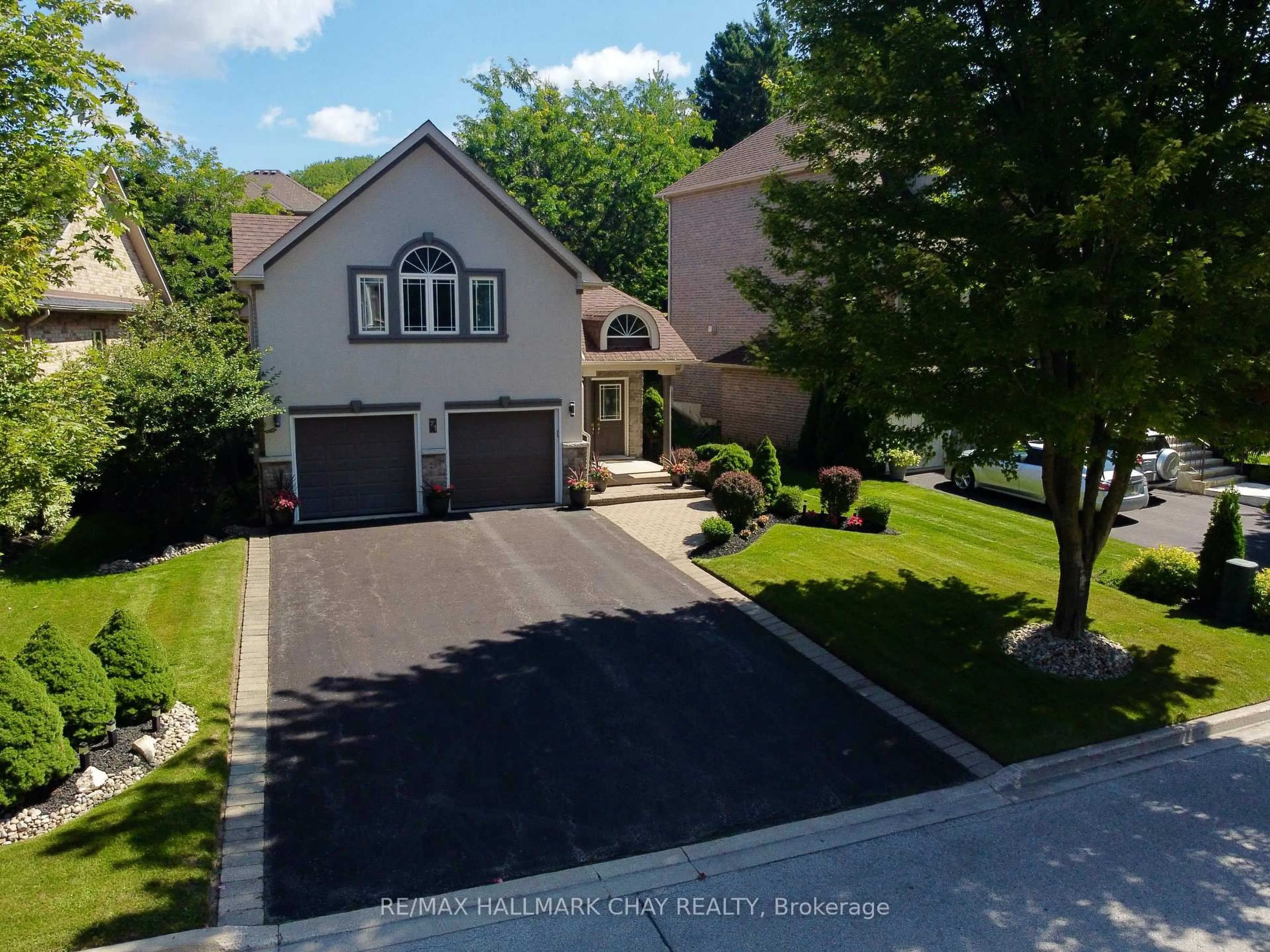A pic from outside/outdoor area/front of a property/back of a property/a pic from drone, street for 71 Cumming Dr, Barrie Ontario L4N 0C6