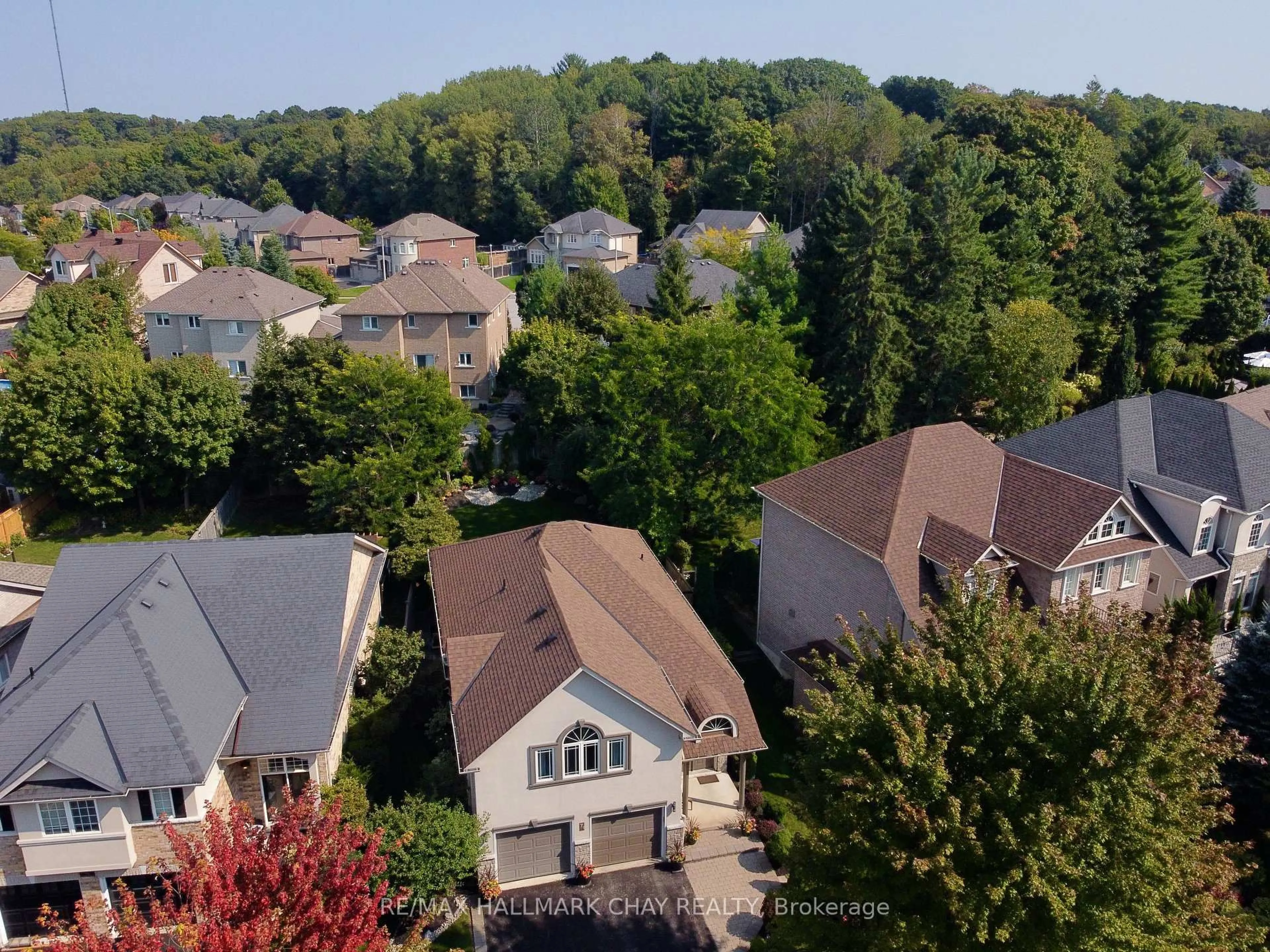 A pic from outside/outdoor area/front of a property/back of a property/a pic from drone, city buildings view from balcony for 71 Cumming Dr, Barrie Ontario L4N 0C6