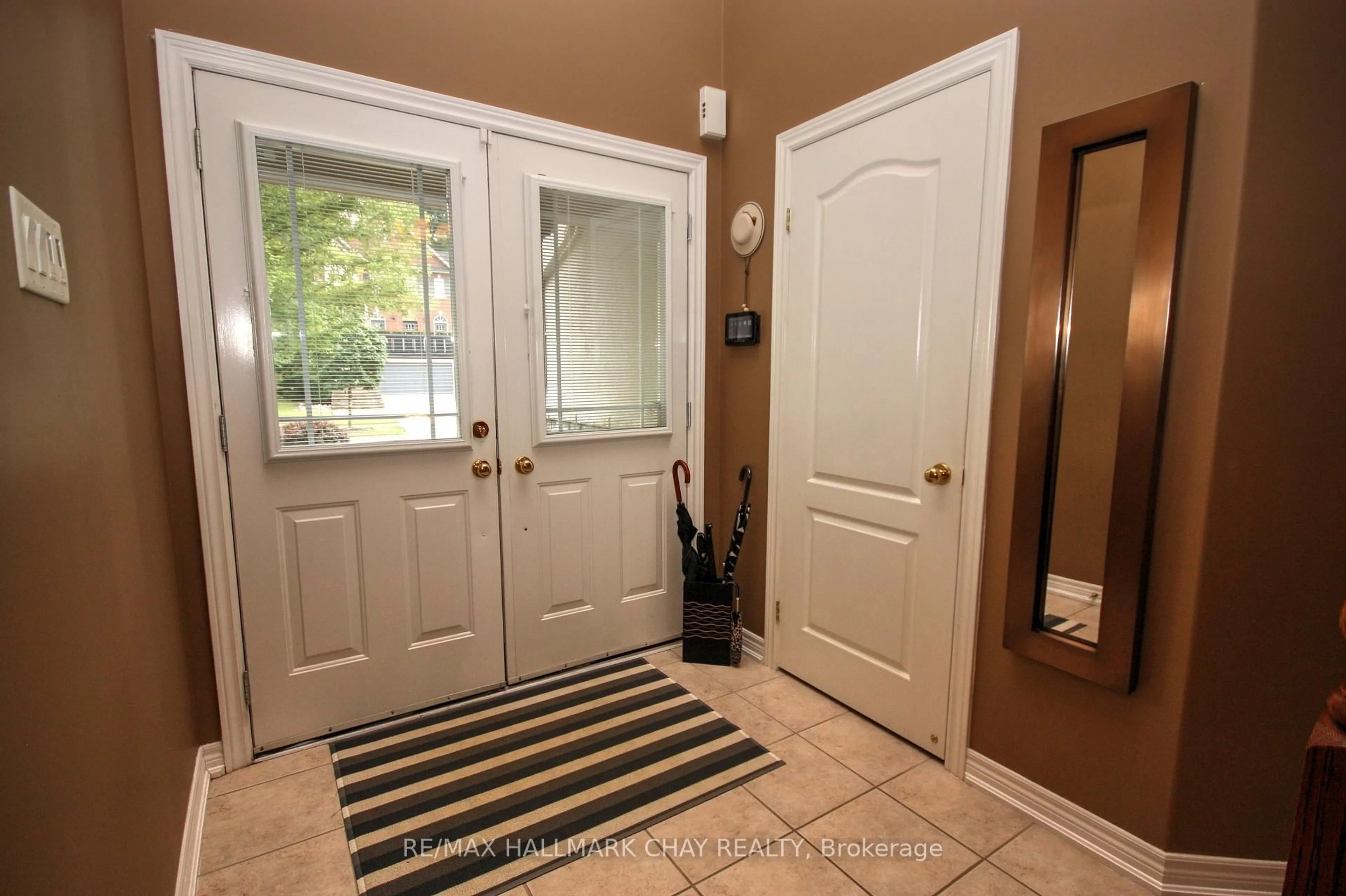Indoor entryway for 71 Cumming Dr, Barrie Ontario L4N 0C6