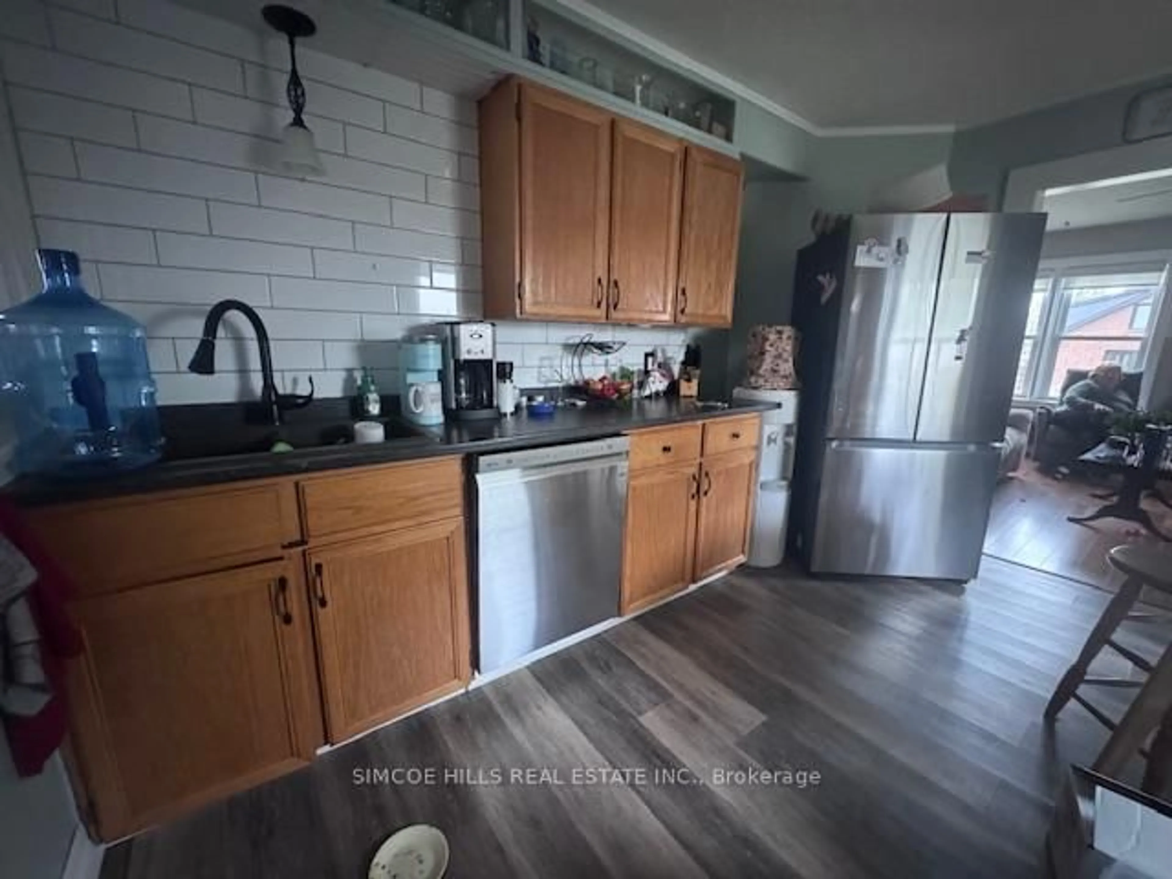 Standard kitchen, unknown for 21 South St, Orillia Ontario L3V 3T1