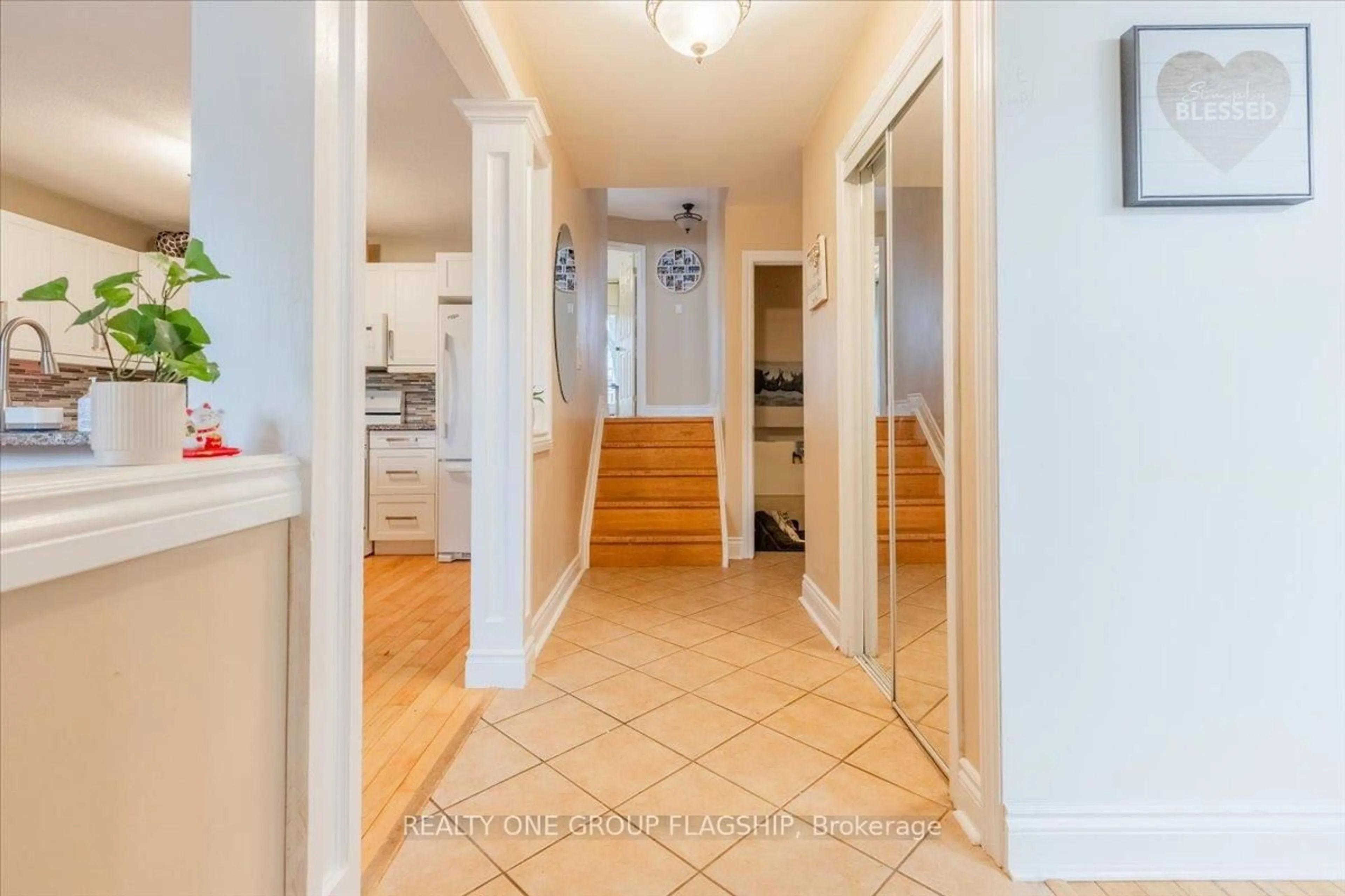 Indoor entryway for 52 Highcroft Rd, Barrie Ontario L4N 2X7