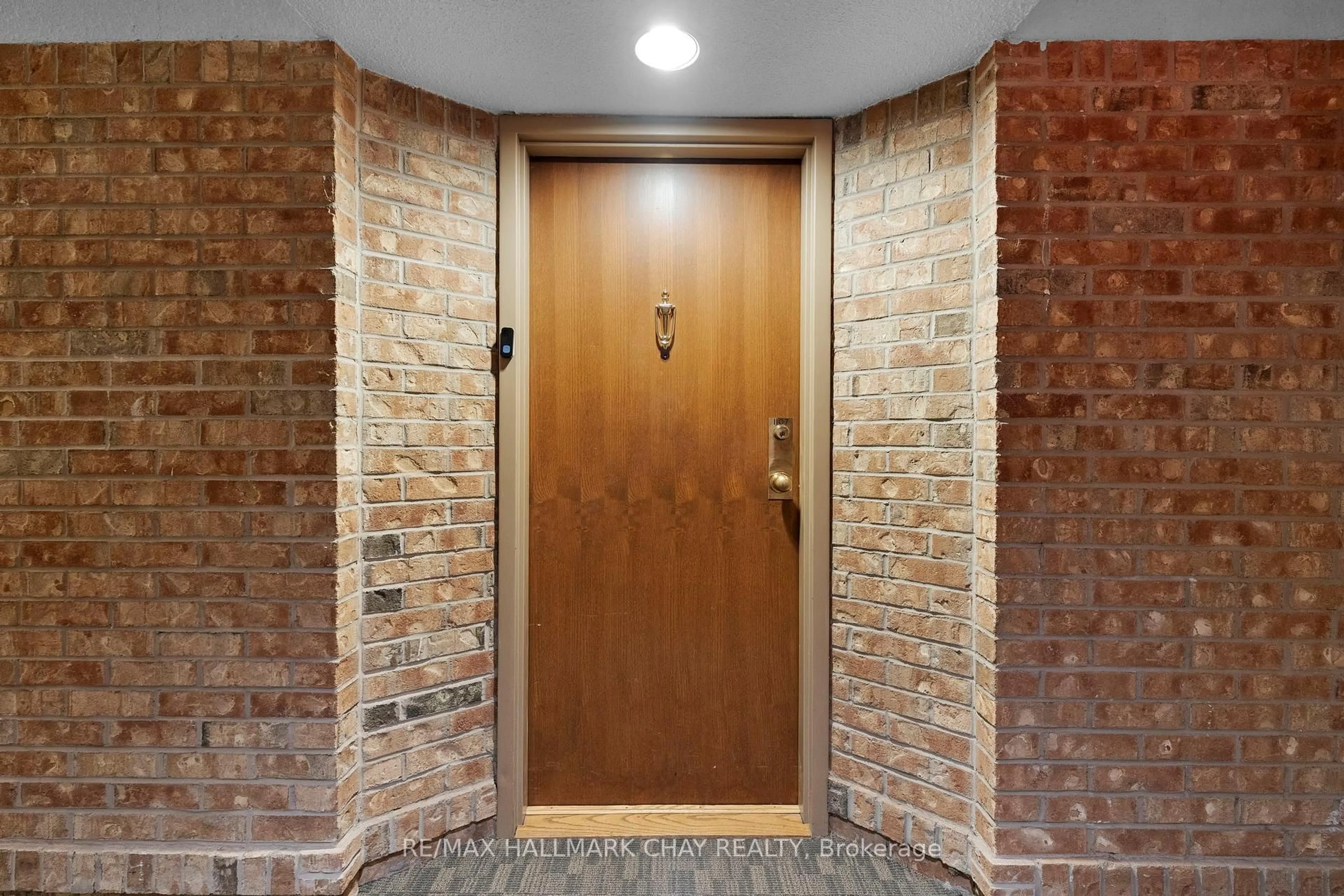 Indoor foyer for 181 Collier St #1107, Barrie Ontario L4M 5L6