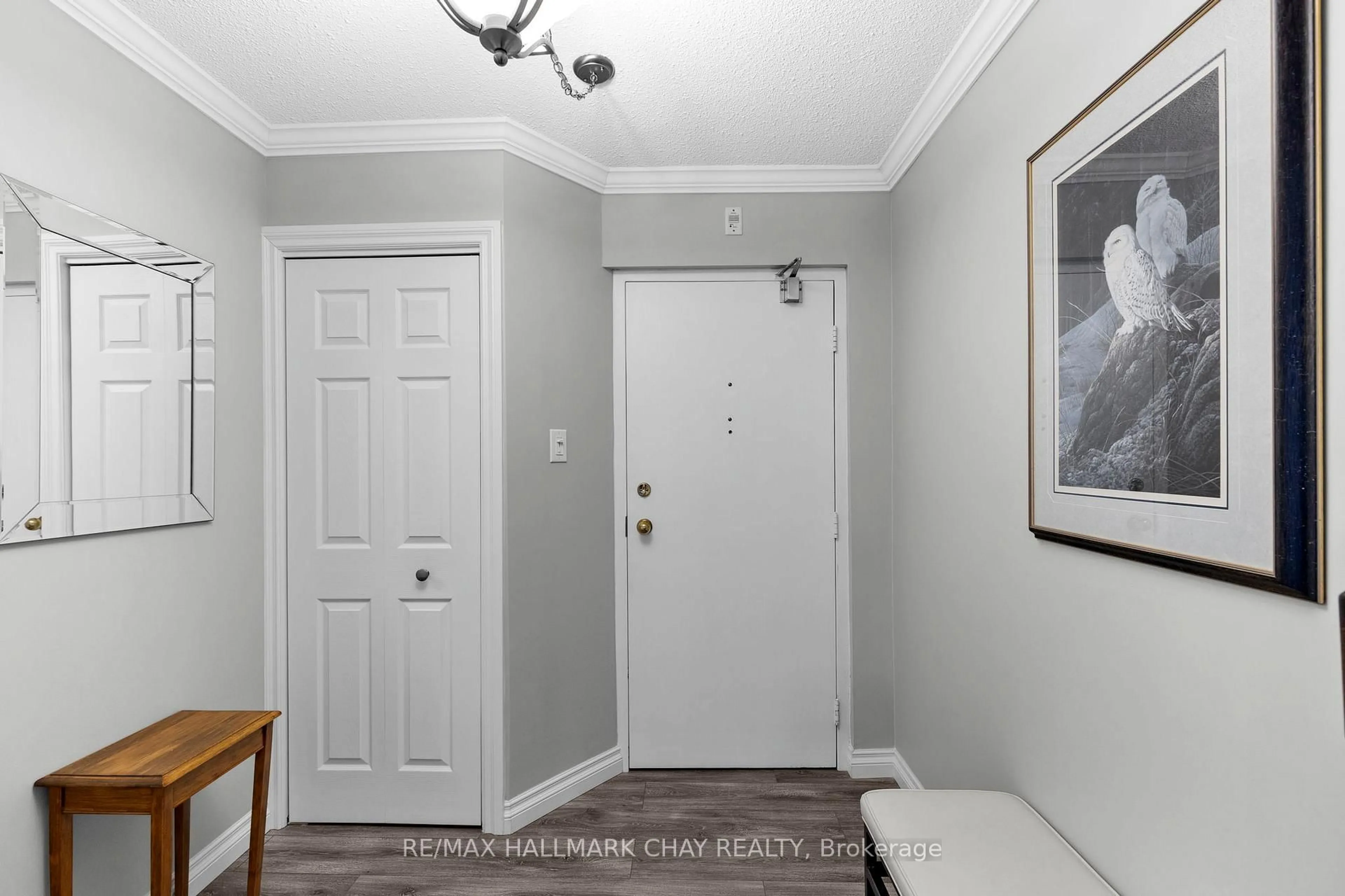 Indoor entryway for 181 Collier St #1107, Barrie Ontario L4M 5L6