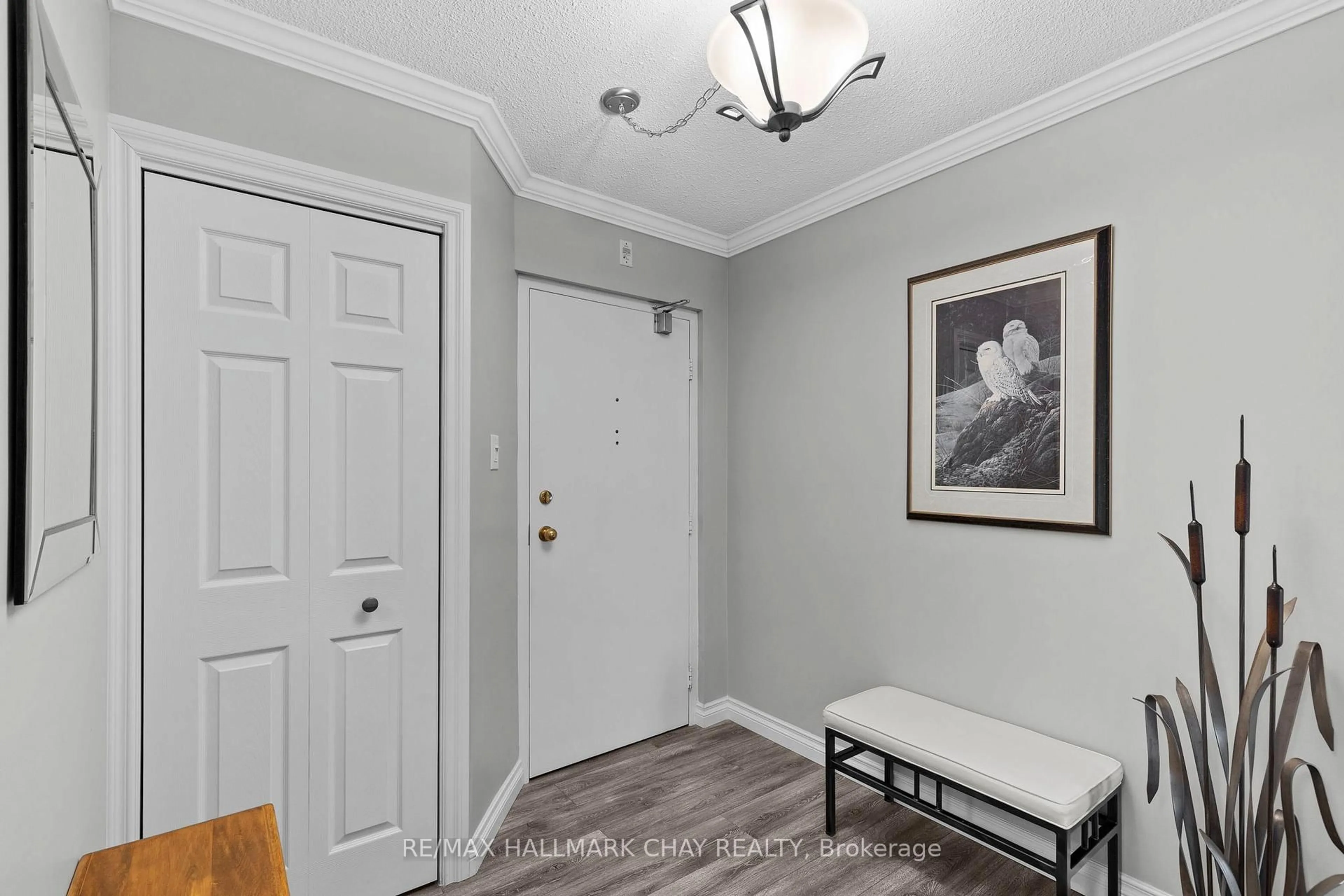 Indoor entryway for 181 Collier St #1107, Barrie Ontario L4M 5L6