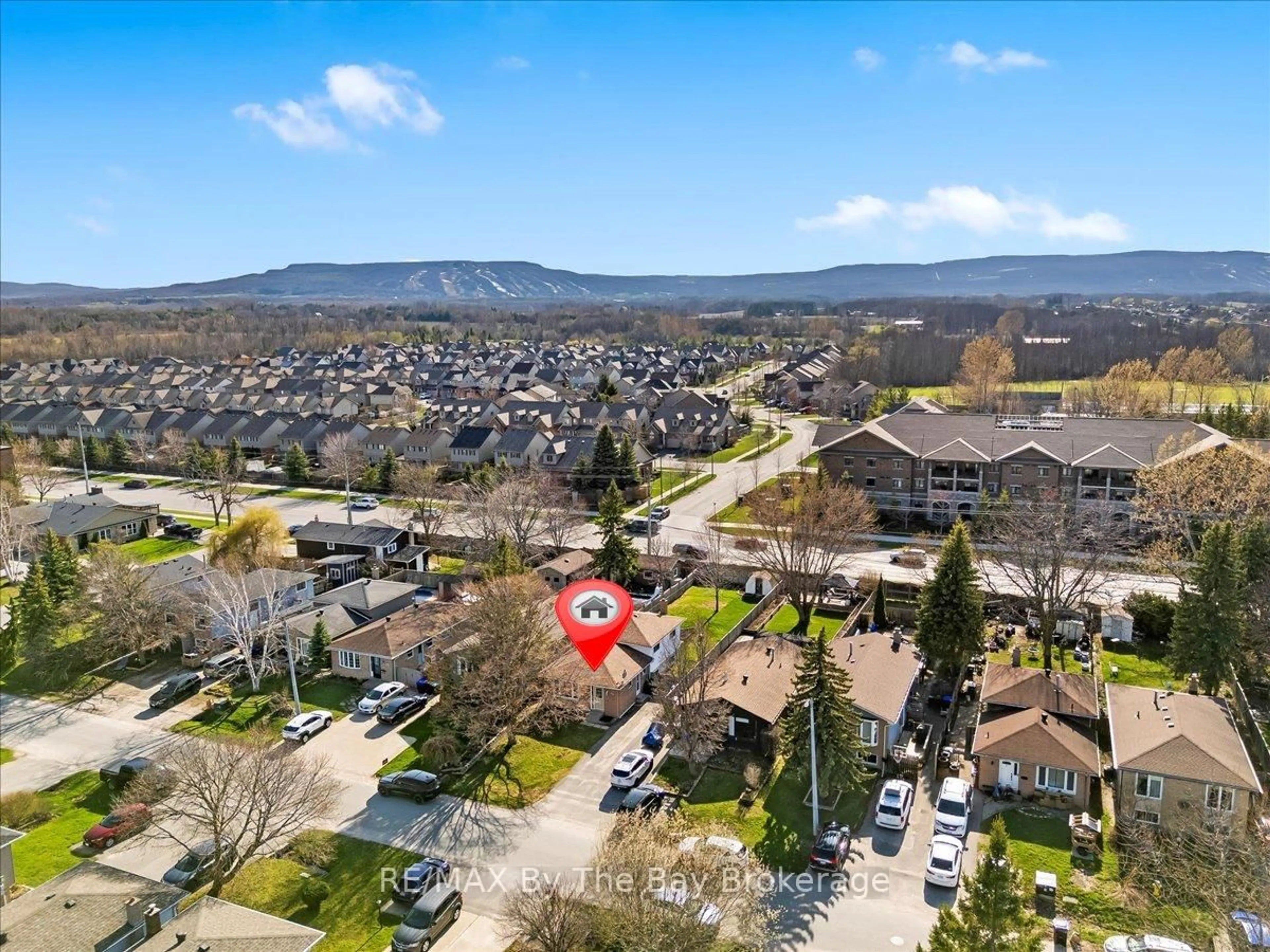A pic from outside/outdoor area/front of a property/back of a property/a pic from drone, mountain view for 86 Courtice Cres, Collingwood Ontario L9Y 4G1