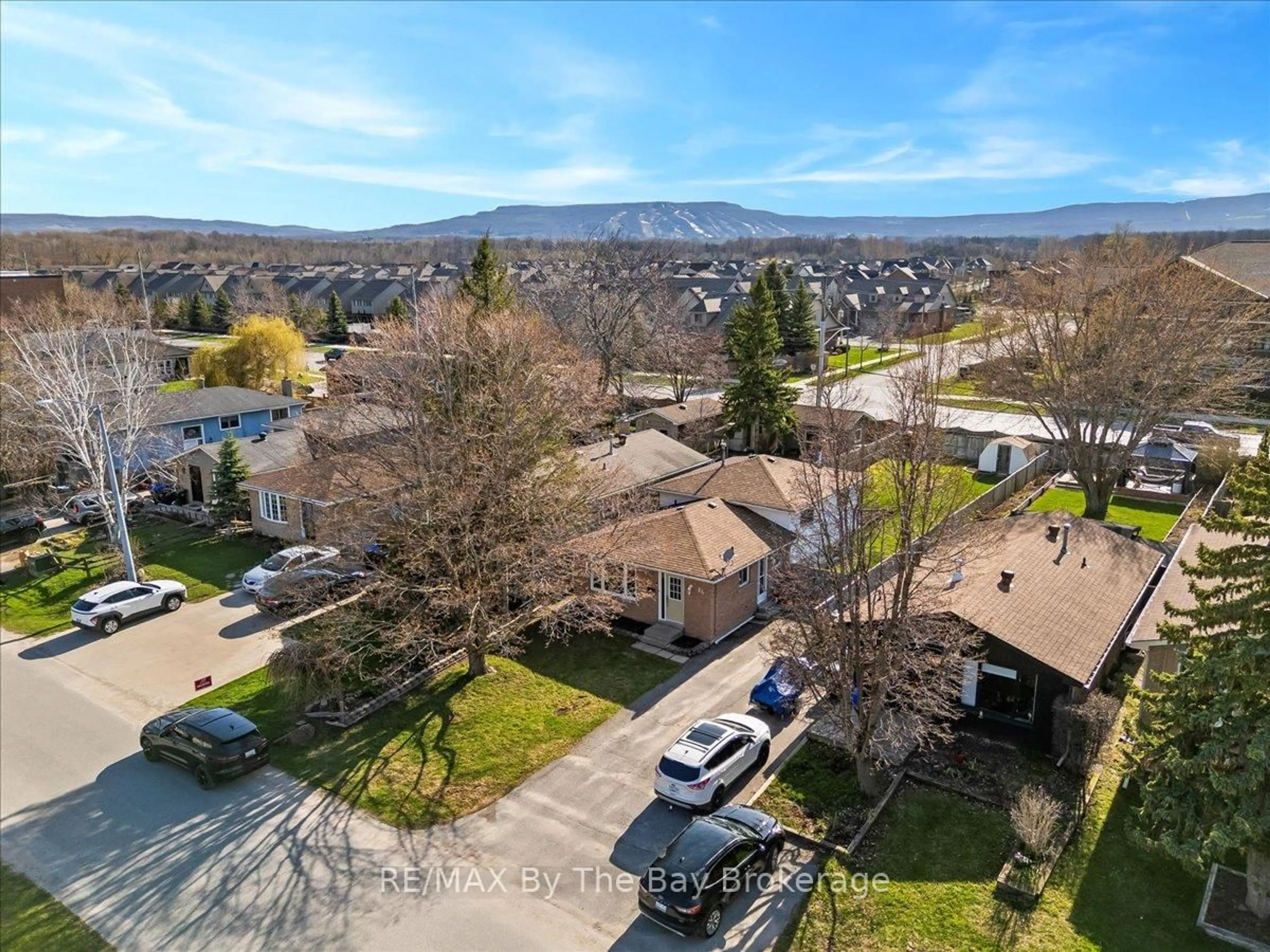 A pic from outside/outdoor area/front of a property/back of a property/a pic from drone, mountain view for 86 Courtice Cres, Collingwood Ontario L9Y 4G1