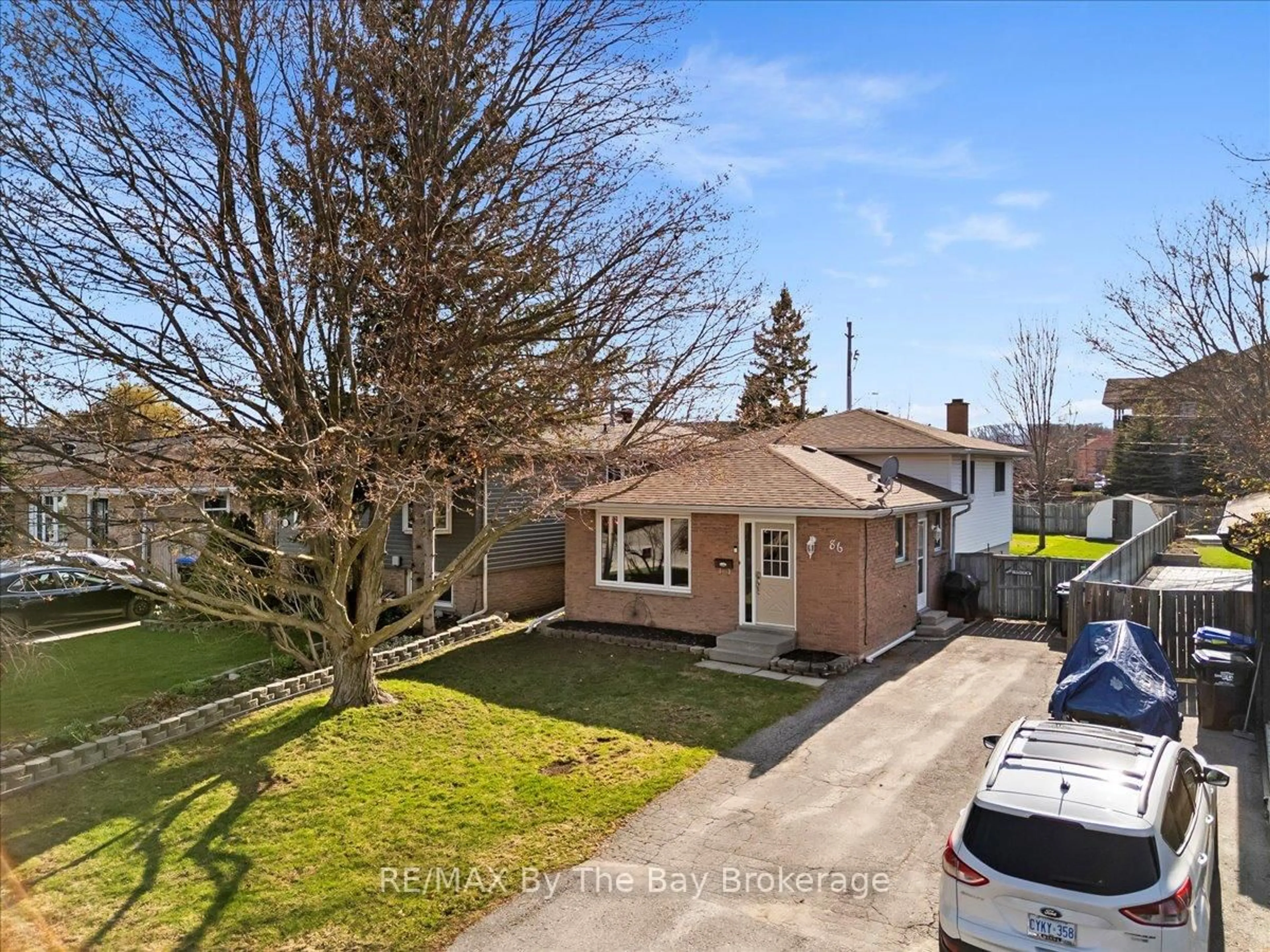 A pic from outside/outdoor area/front of a property/back of a property/a pic from drone, street for 86 Courtice Cres, Collingwood Ontario L9Y 4G1