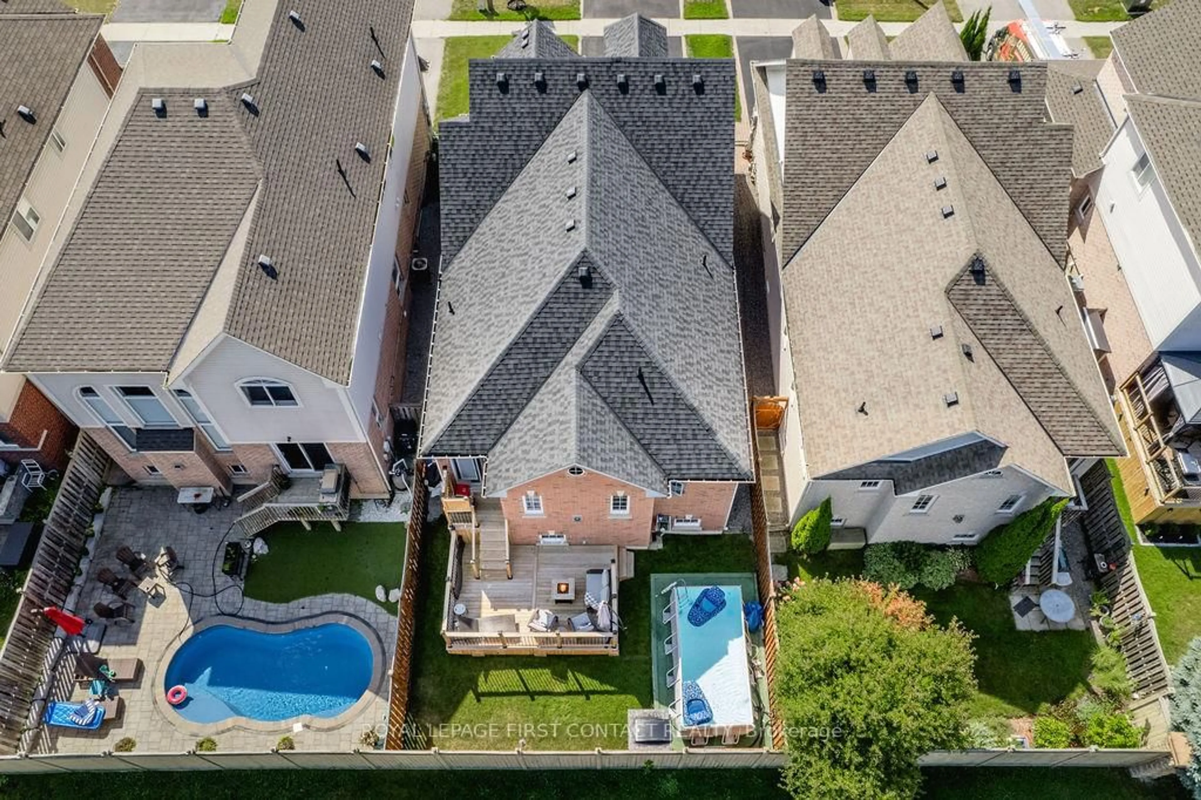 A pic from outside/outdoor area/front of a property/back of a property/a pic from drone, city buildings view from balcony for 60 Westminster Circ, Barrie Ontario L4M 0A5