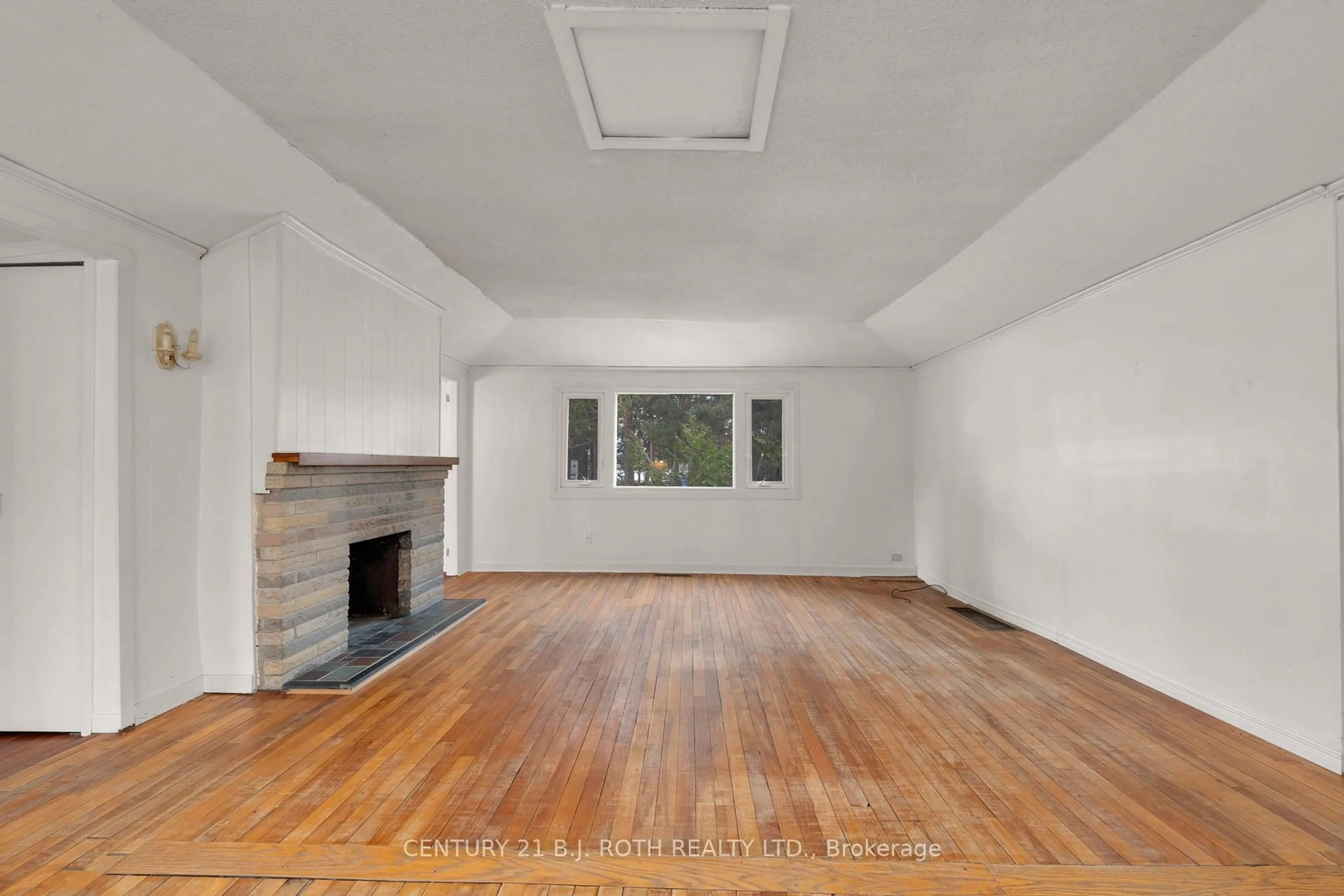 A pic of a room for 2026 Tiny Beaches Rd, Tiny Ontario L0L 1P1