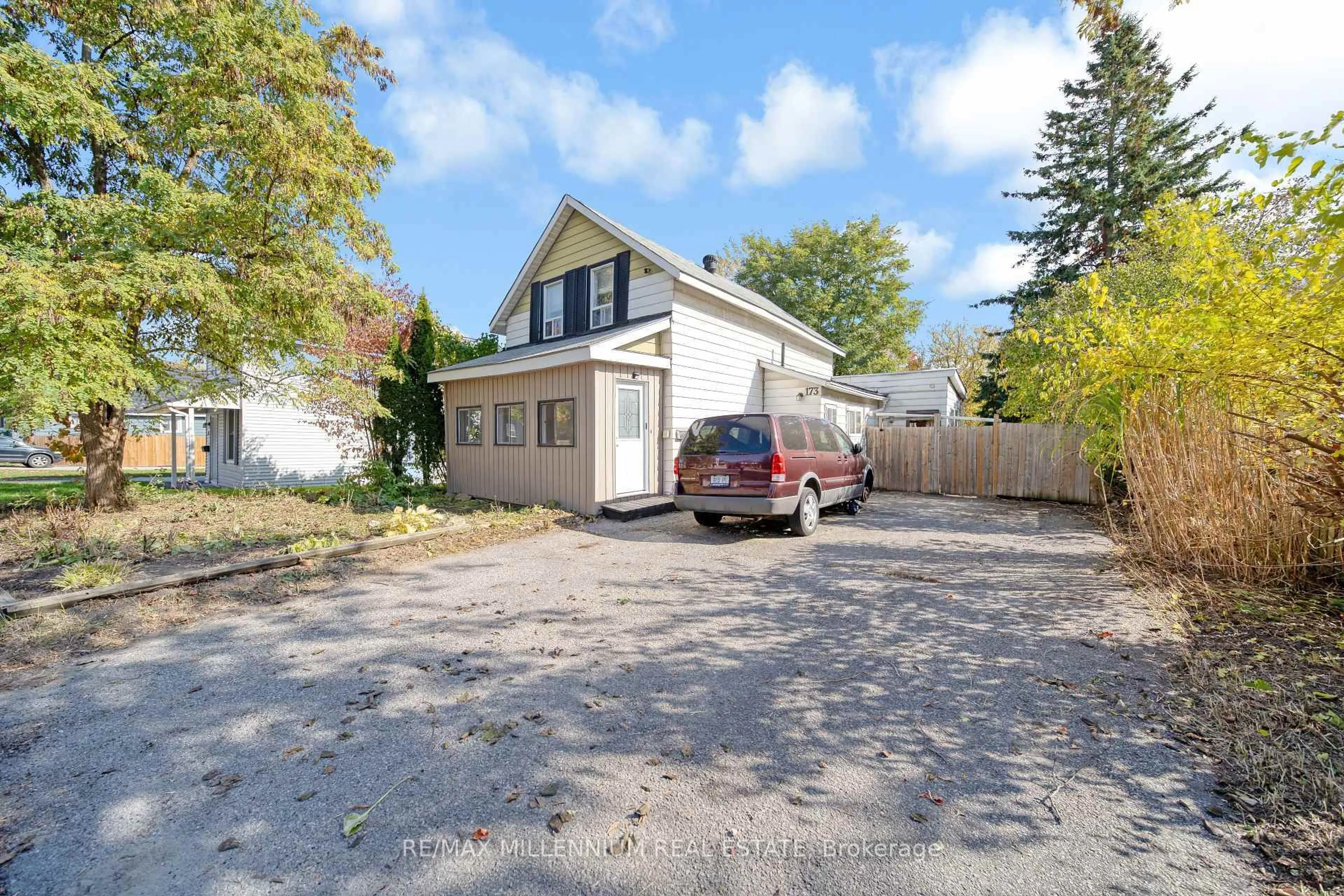 A pic from outside/outdoor area/front of a property/back of a property/a pic from drone, street for 173 Barrie Rd, Orillia Ontario L3V 2P6