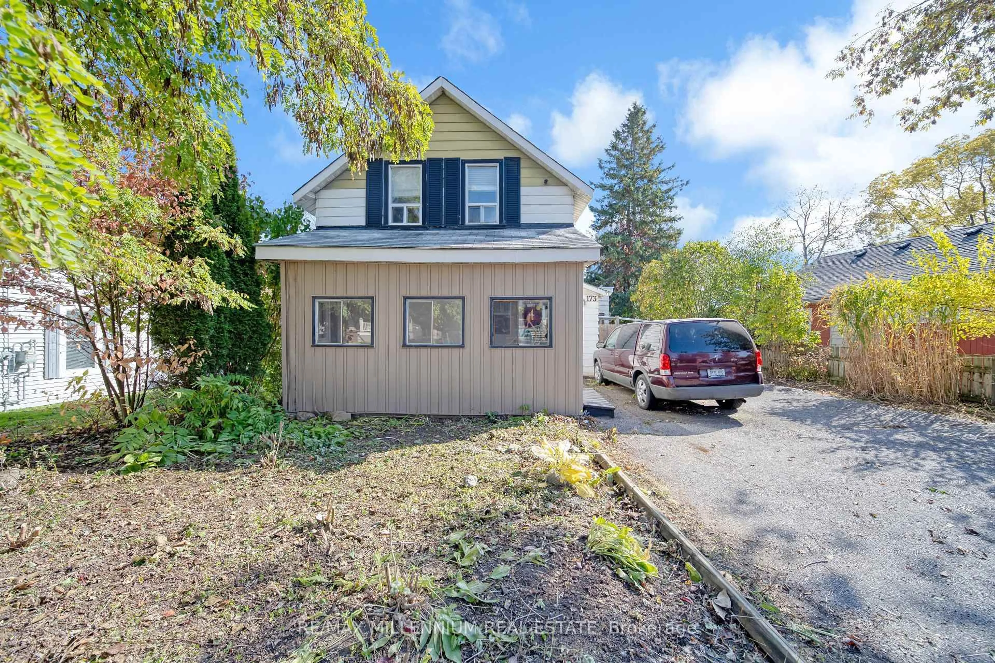 A pic from outside/outdoor area/front of a property/back of a property/a pic from drone, street for 173 Barrie Rd, Orillia Ontario L3V 2P6