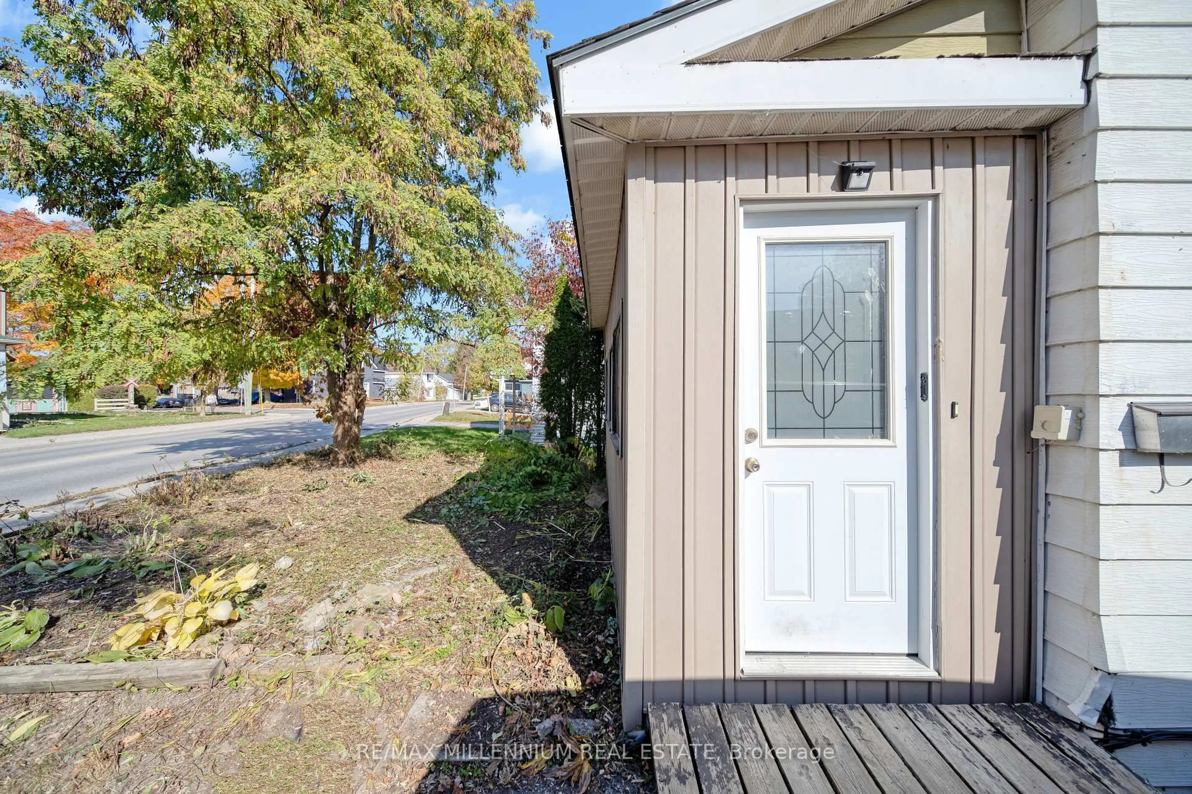 Home with vinyl exterior material, street for 173 Barrie Rd, Orillia Ontario L3V 2P6