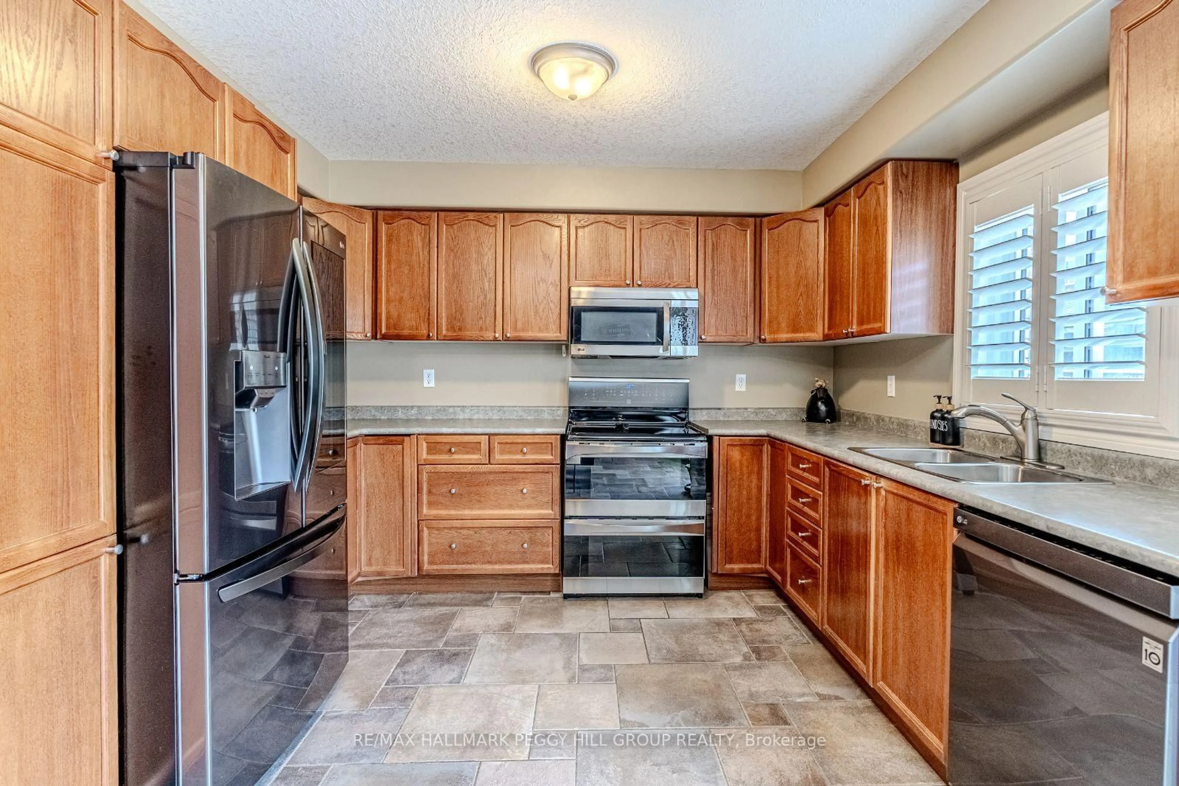 Standard kitchen, ceramic/tile floor for 35 Benjamin Lane, Barrie Ontario L4N 0S2