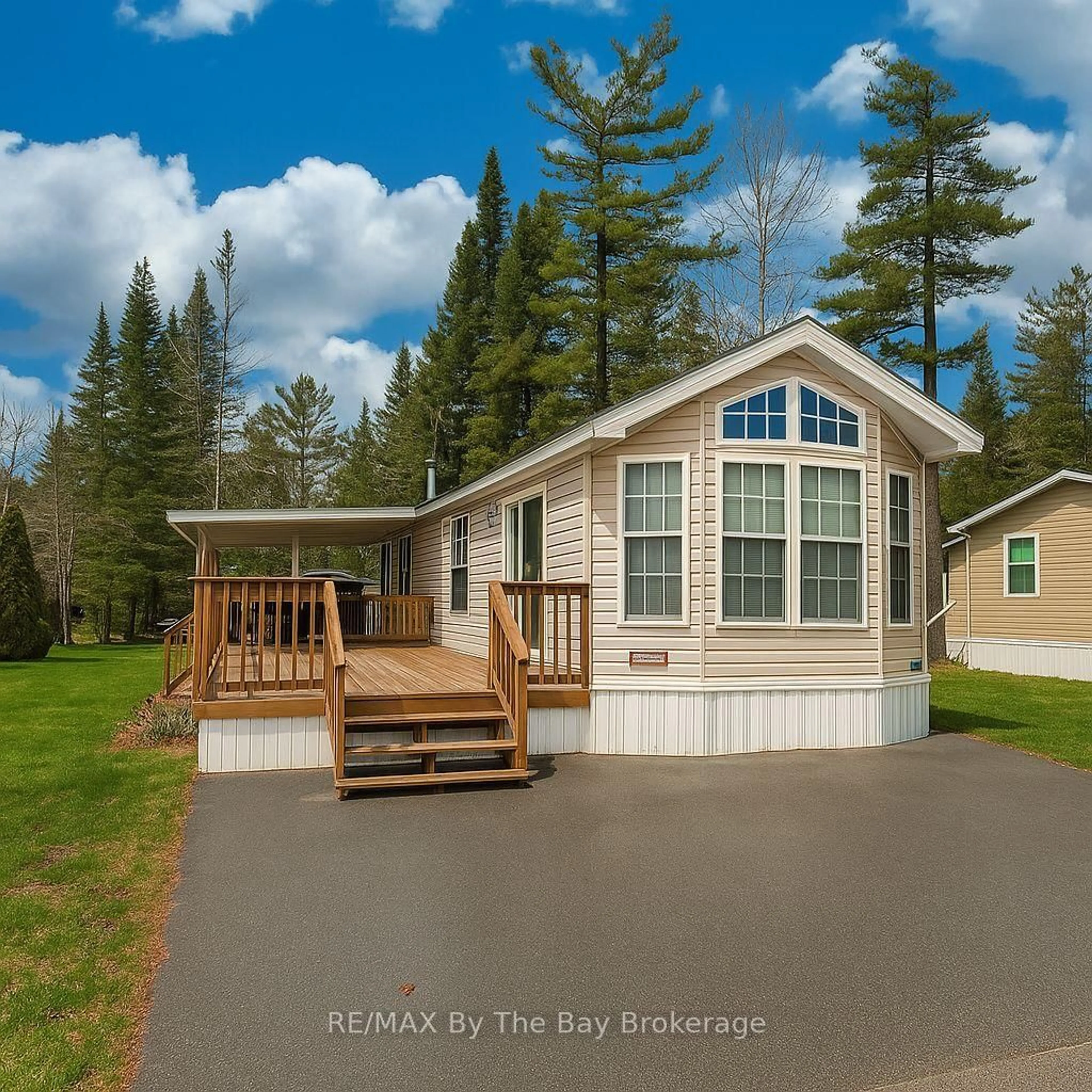 Home with vinyl exterior material, water/lake/river/ocean view for 40 TEMAGAMI Tr, Wasaga Beach Ontario L9Z 1X7