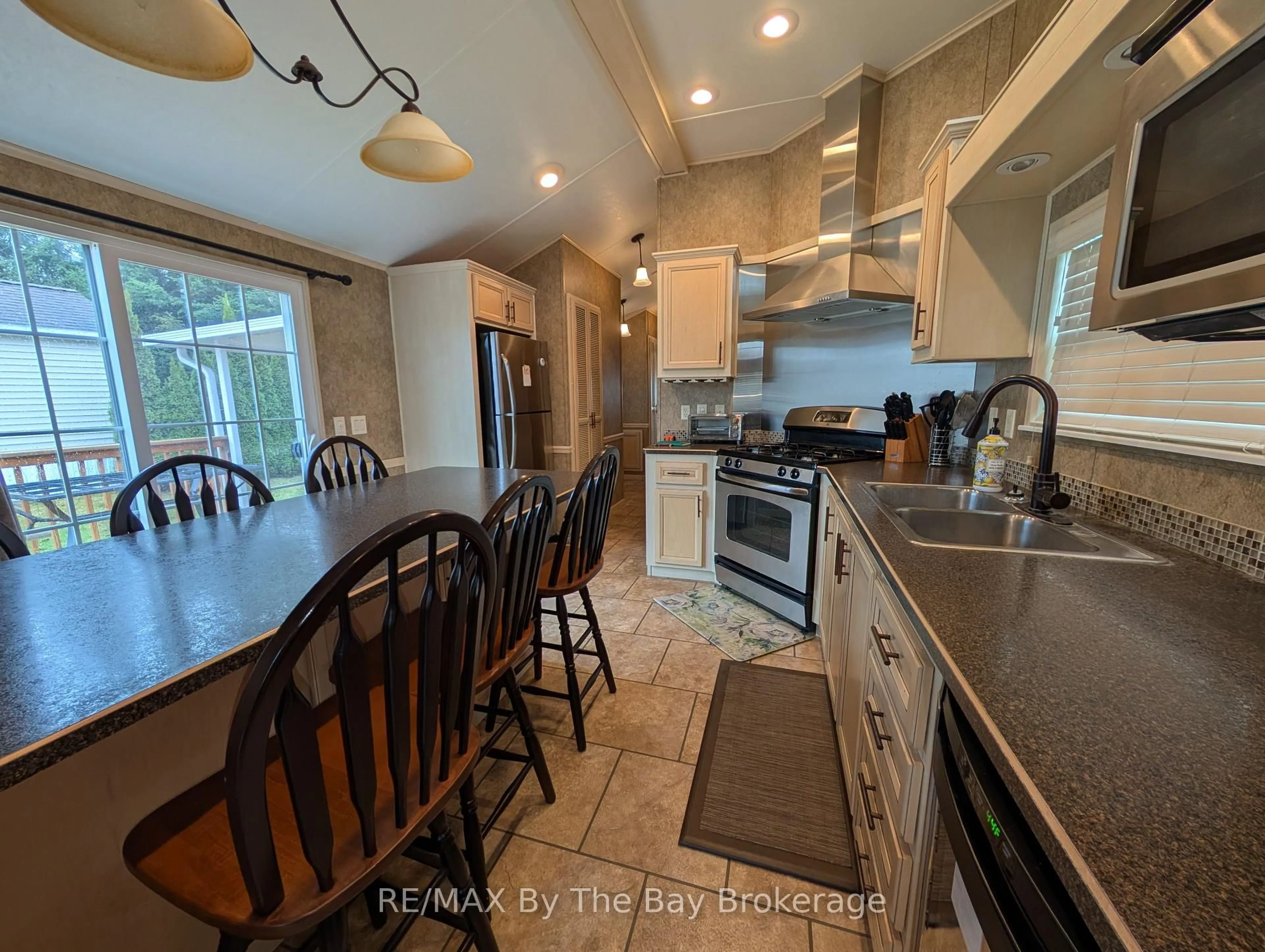 Open concept kitchen, ceramic/tile floor for 40 TEMAGAMI Tr, Wasaga Beach Ontario L9Z 1X7