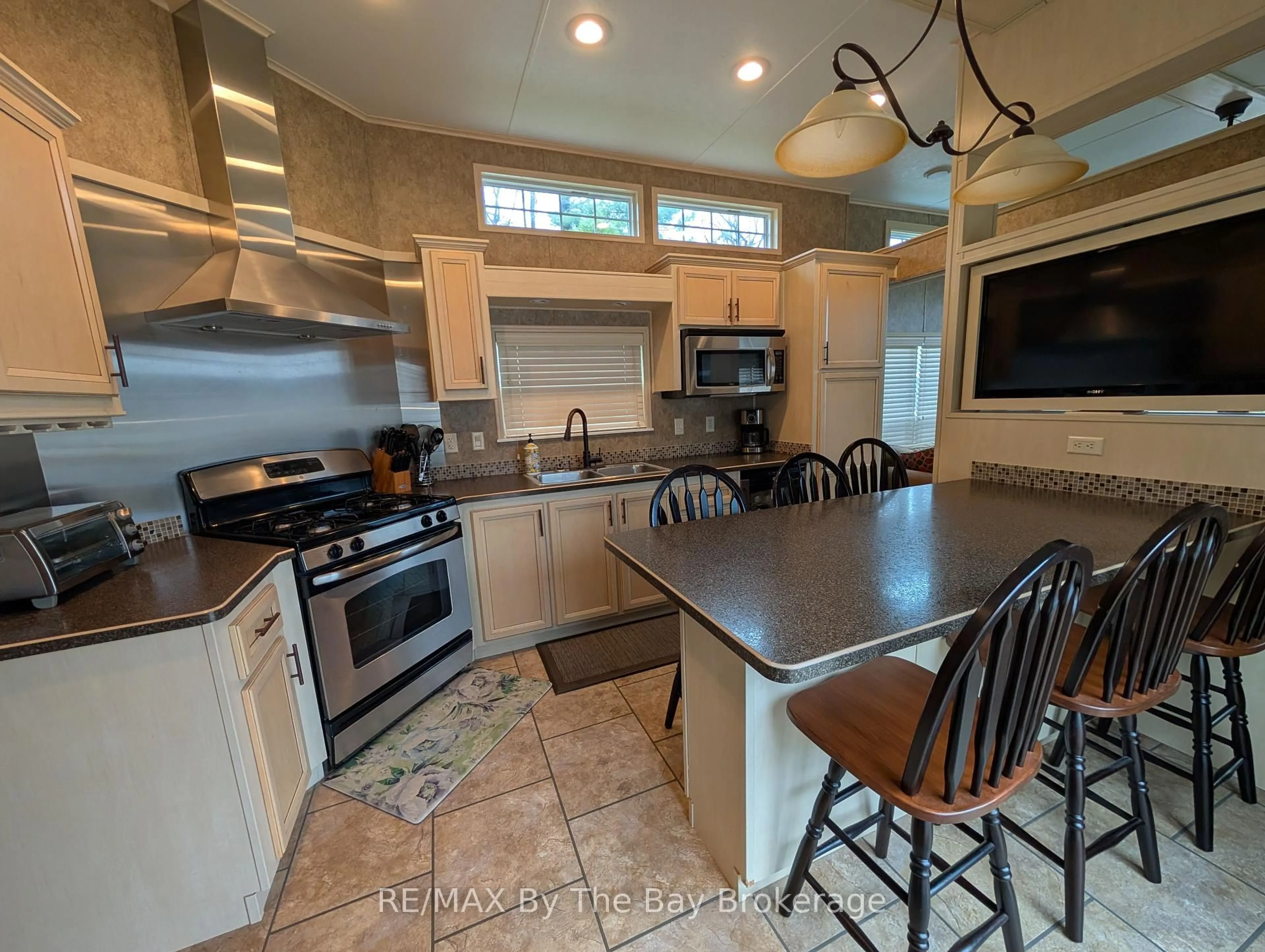 Open concept kitchen, ceramic/tile floor for 40 TEMAGAMI Tr, Wasaga Beach Ontario L9Z 1X7