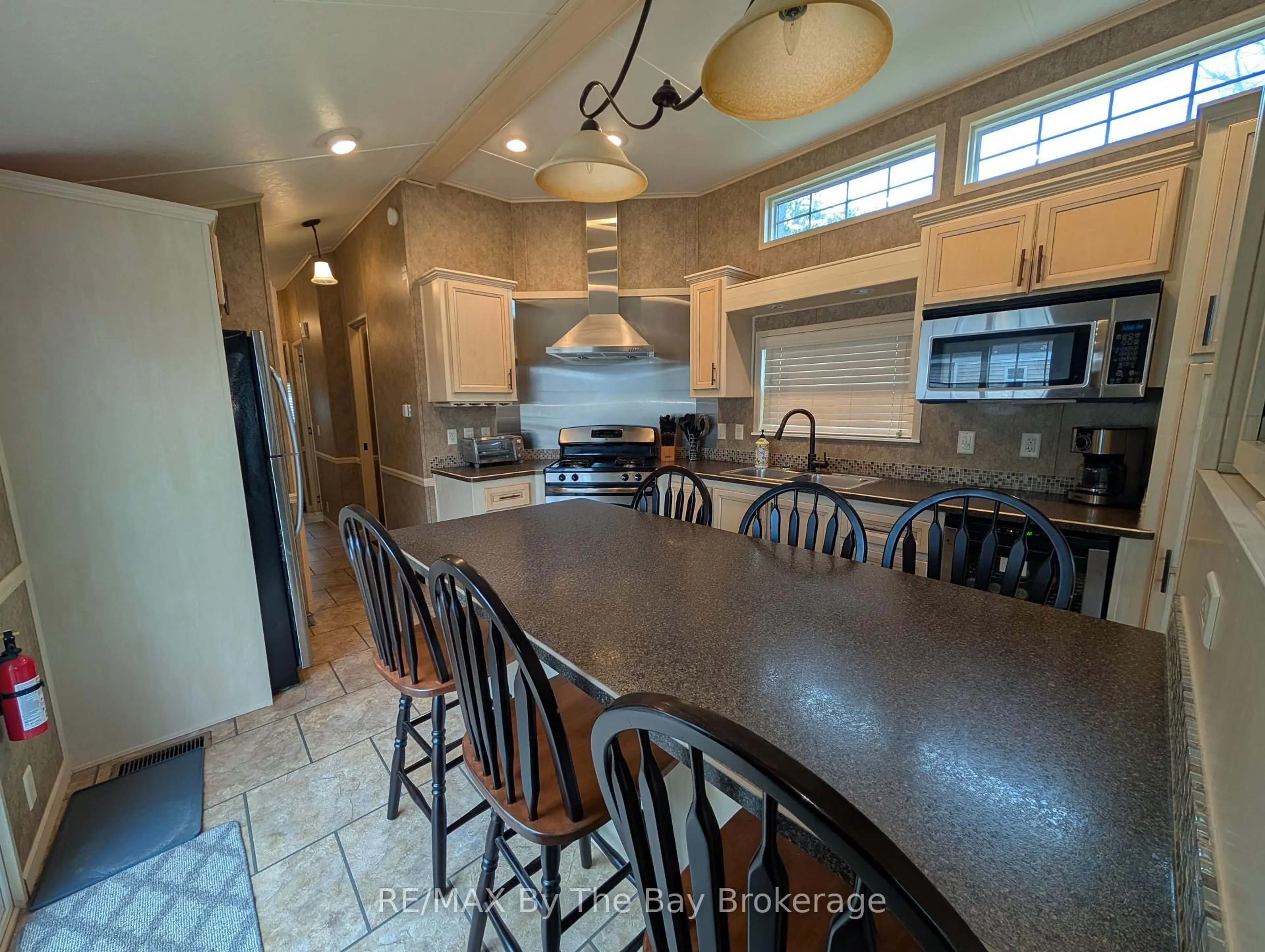 Open concept kitchen, ceramic/tile floor for 40 TEMAGAMI Tr, Wasaga Beach Ontario L9Z 1X7