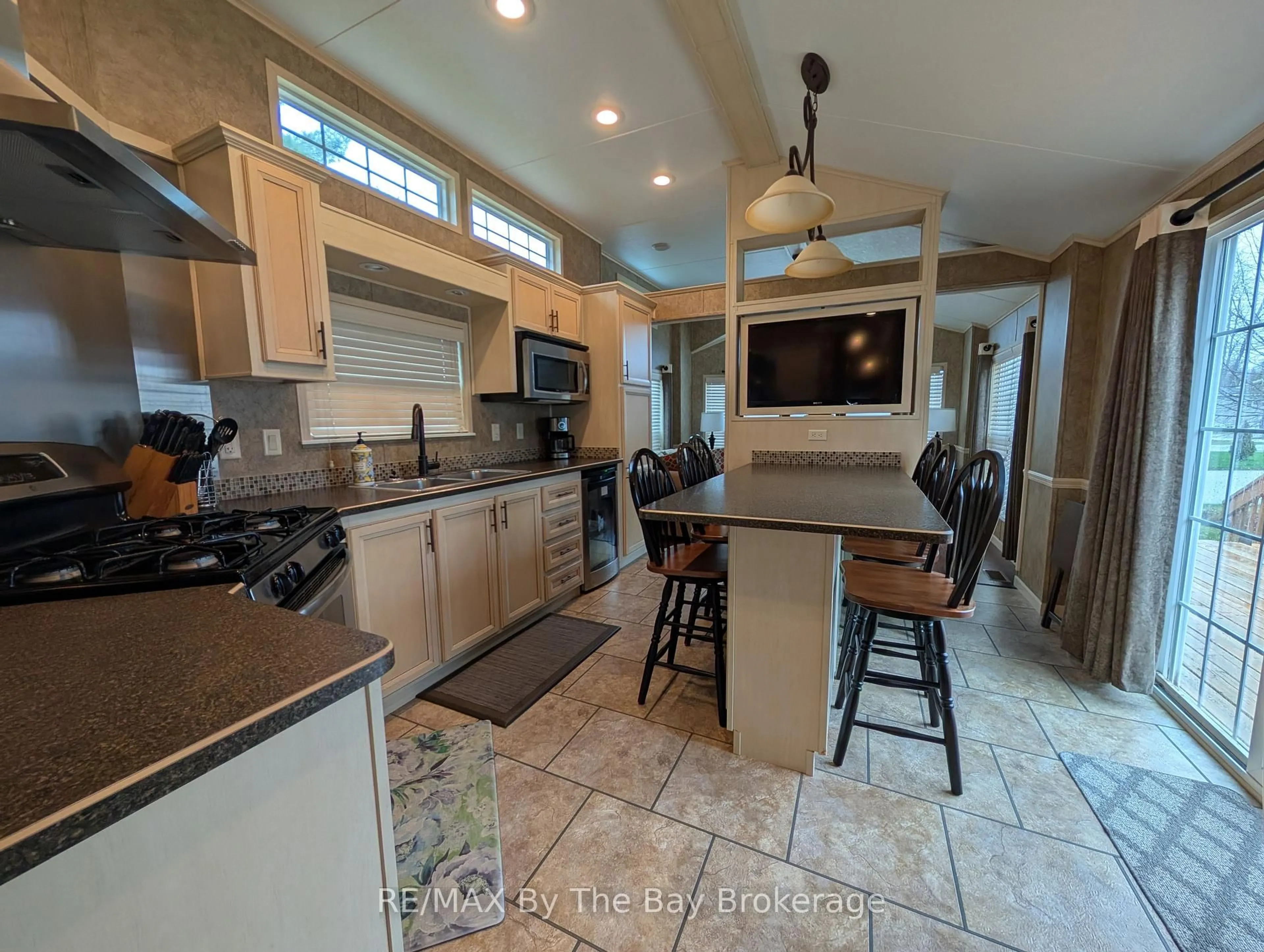Open concept kitchen, ceramic/tile floor for 40 TEMAGAMI Tr, Wasaga Beach Ontario L9Z 1X7