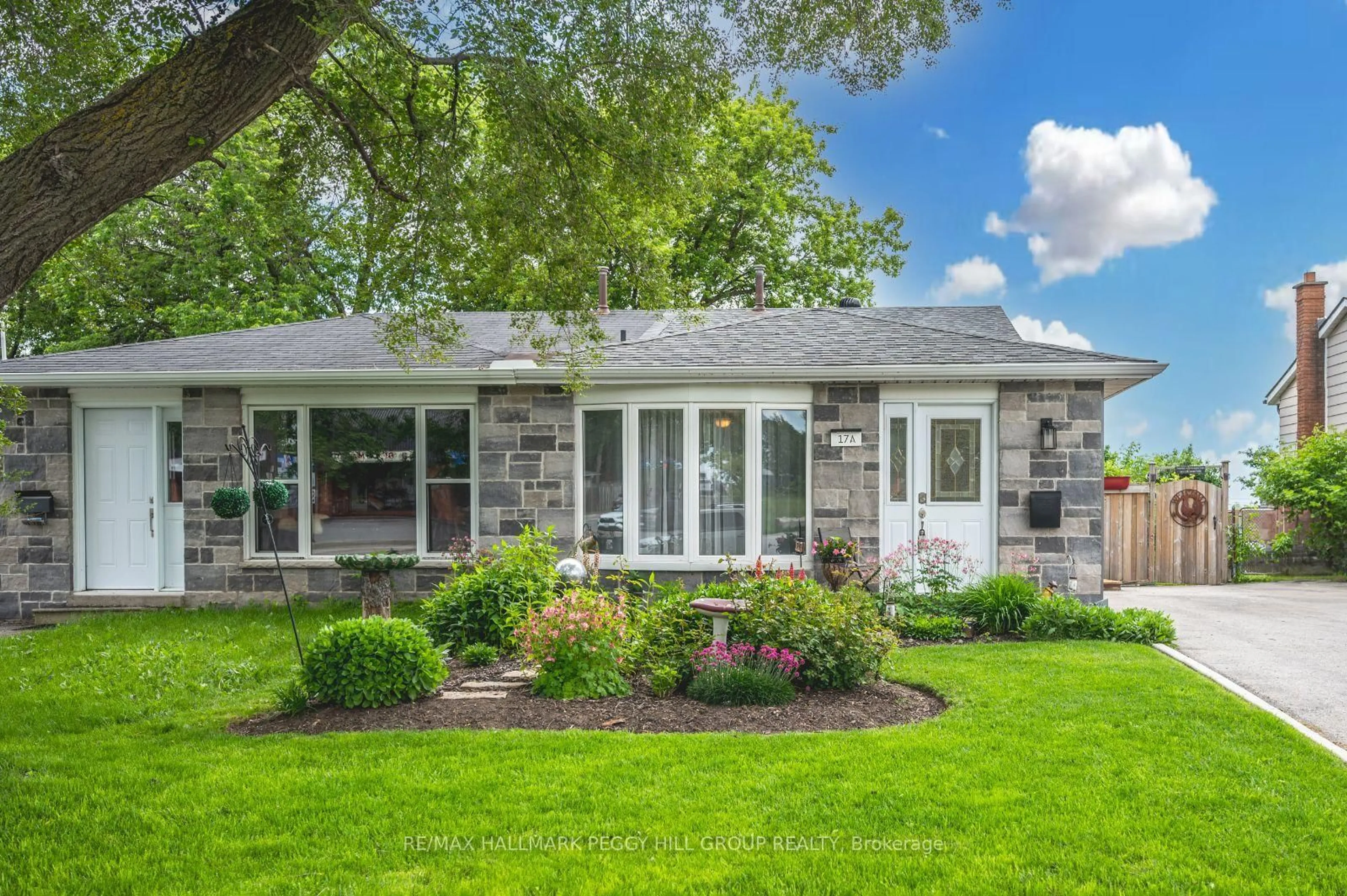 Home with vinyl exterior material, street for 17A Cundles Rd, Barrie Ontario L4M 5L1
