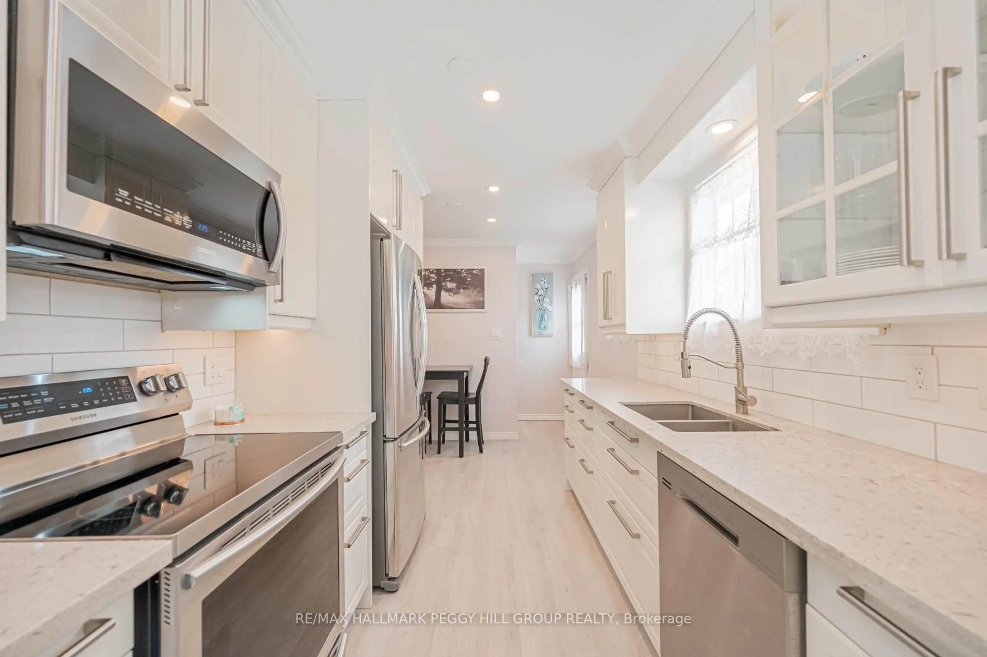 Open concept kitchen, ceramic/tile floor for 17A Cundles Rd, Barrie Ontario L4M 5L1